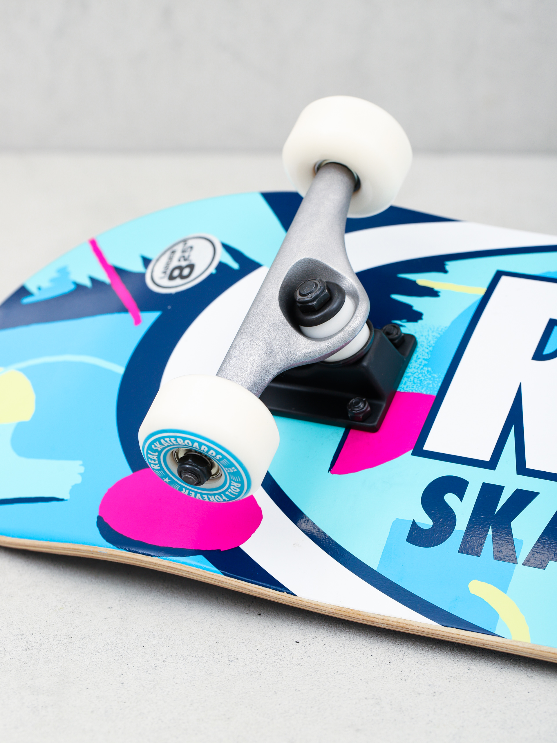 Real Outrun Oval Skateboard (blue/multi)