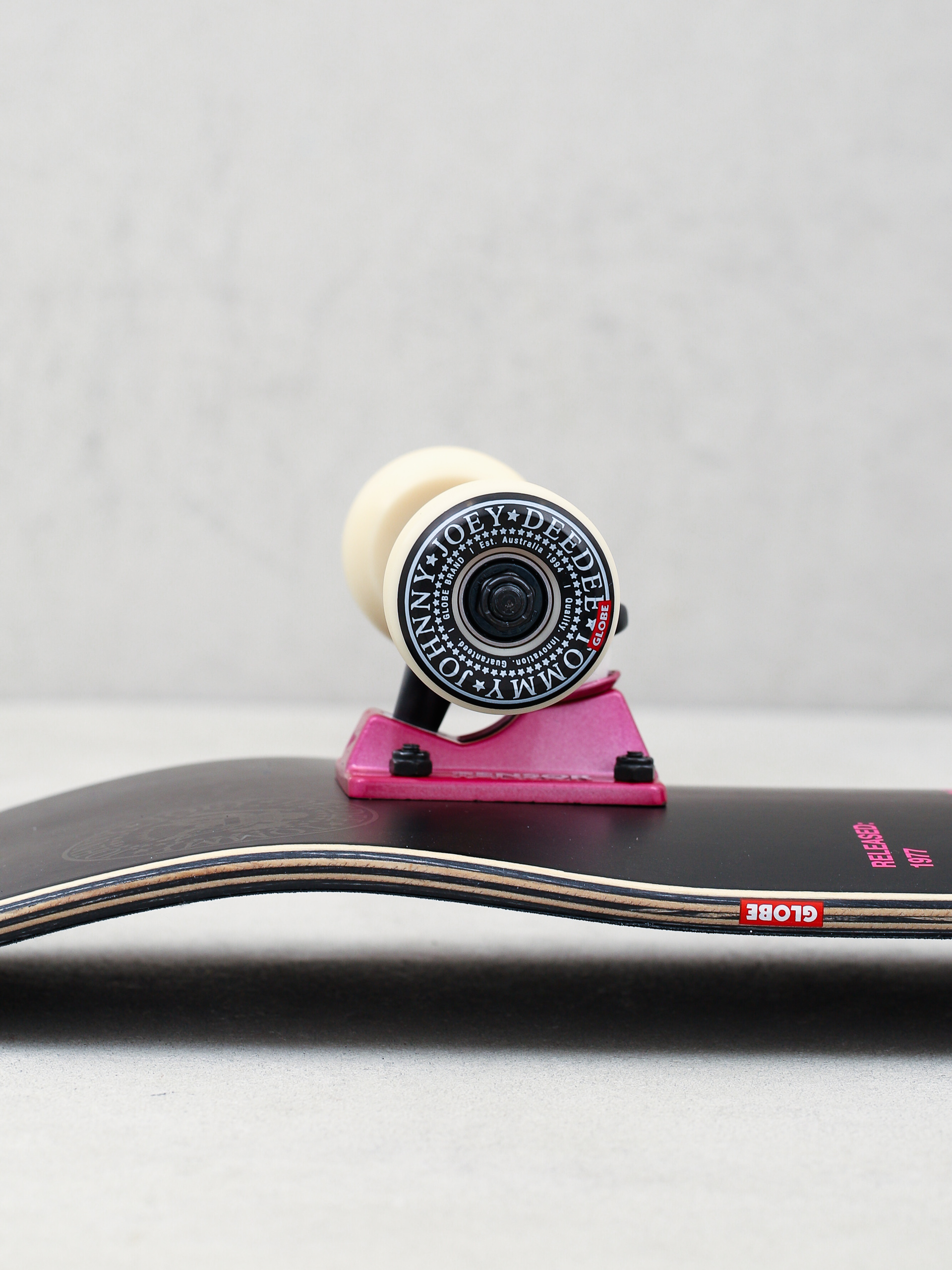 Globe G2 Ramones Skateboard (rocket to russia)