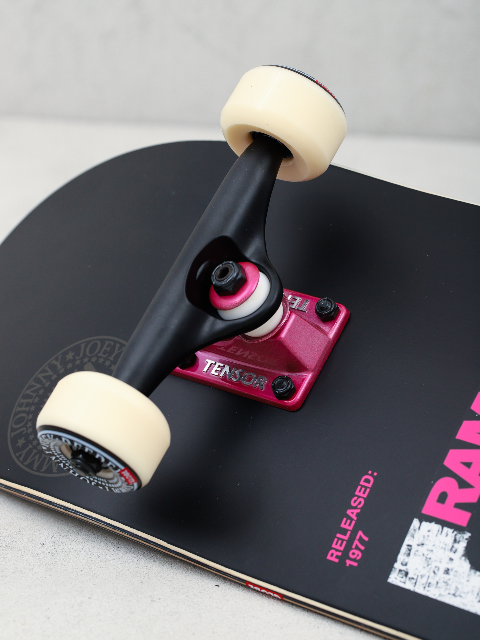 Globe G2 Ramones Skateboard (rocket to russia)