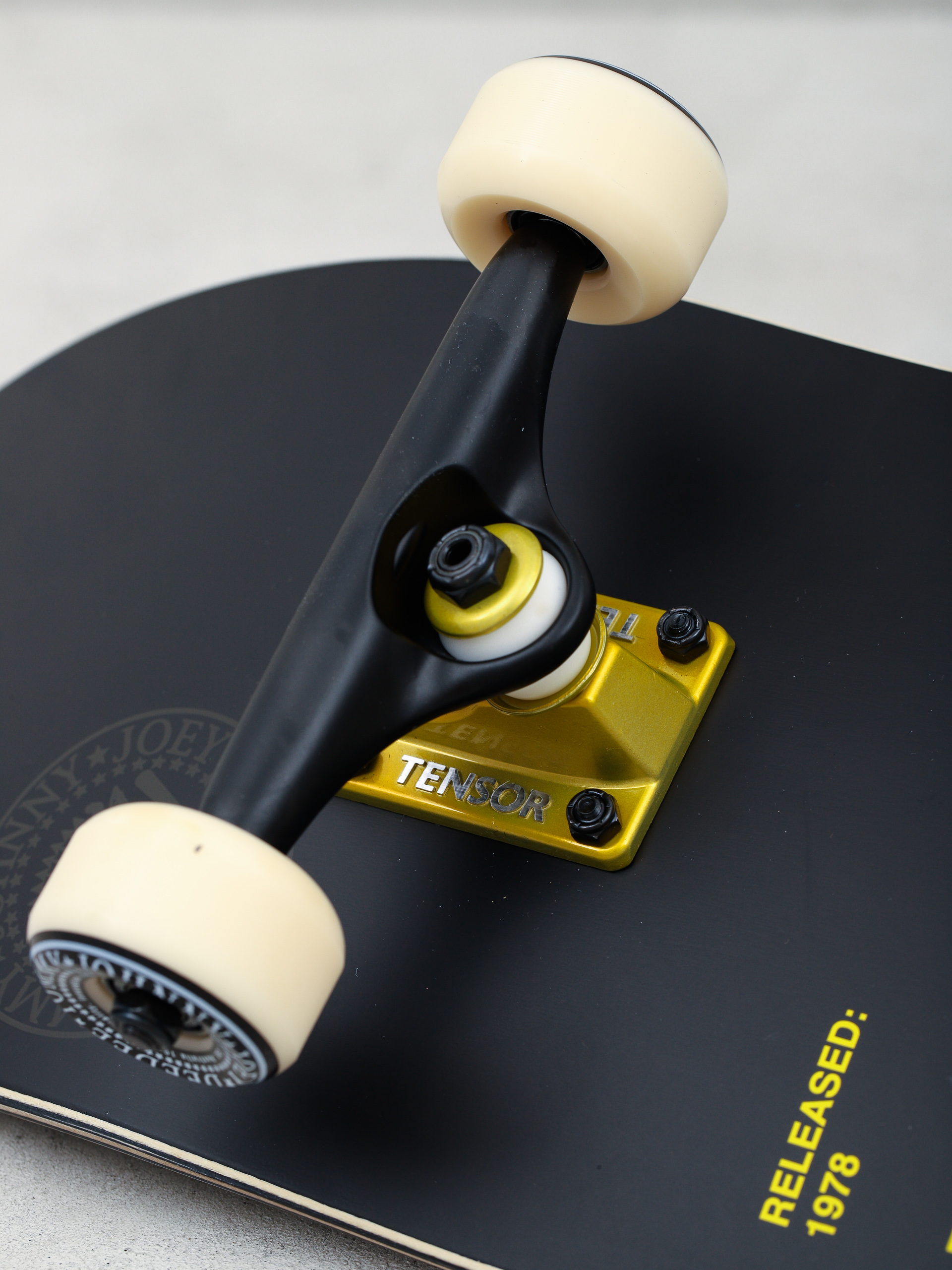 Globe G2 Ramones Skateboard (road to ruin)