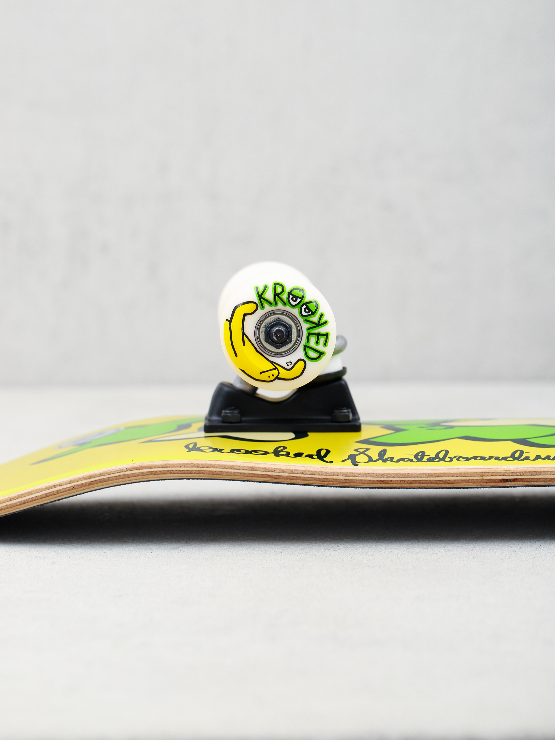 Krooked Birds Skateboard (yellow)