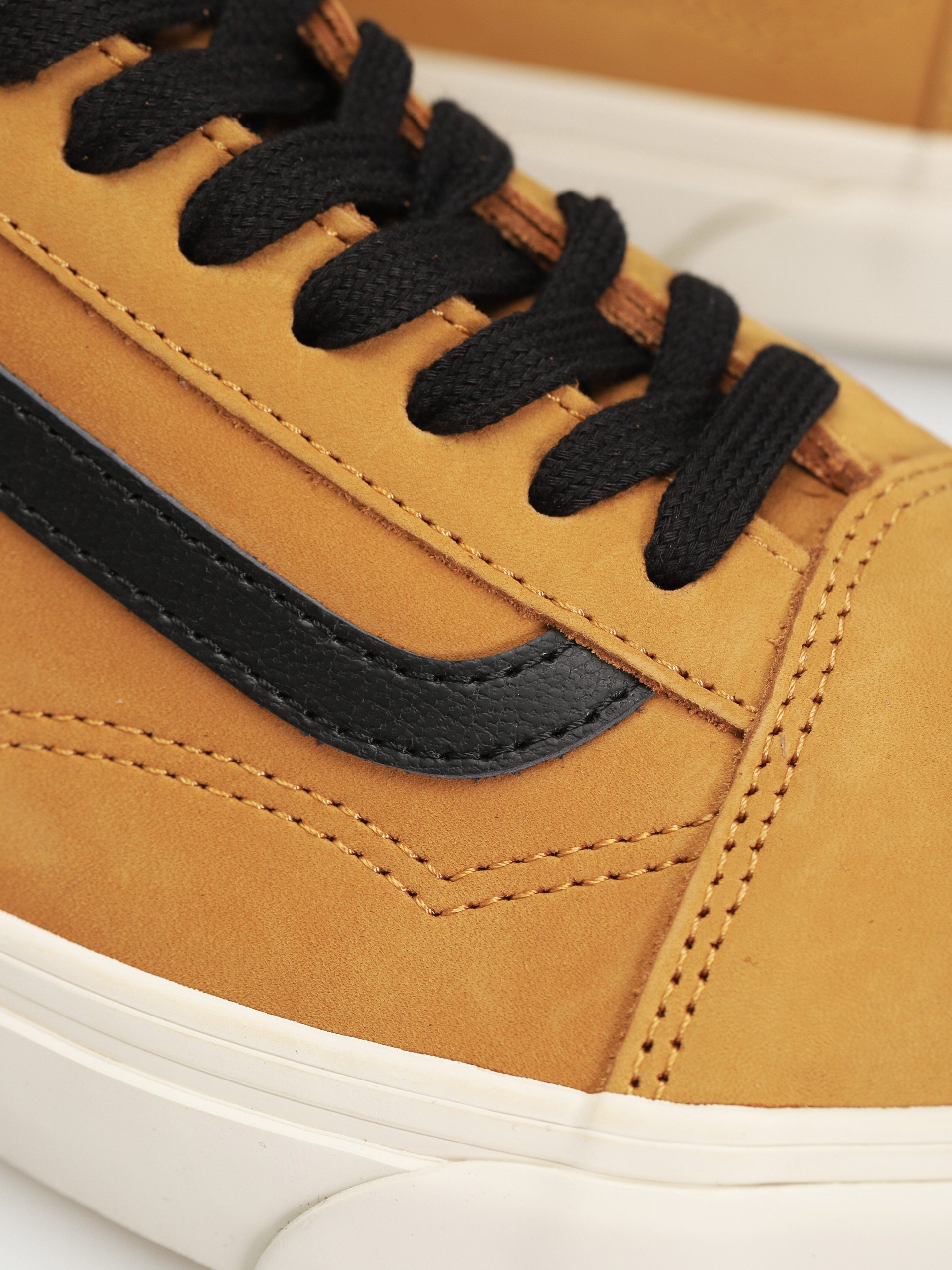 Vans Old Skool Shoes (nubuck honey gold/black)