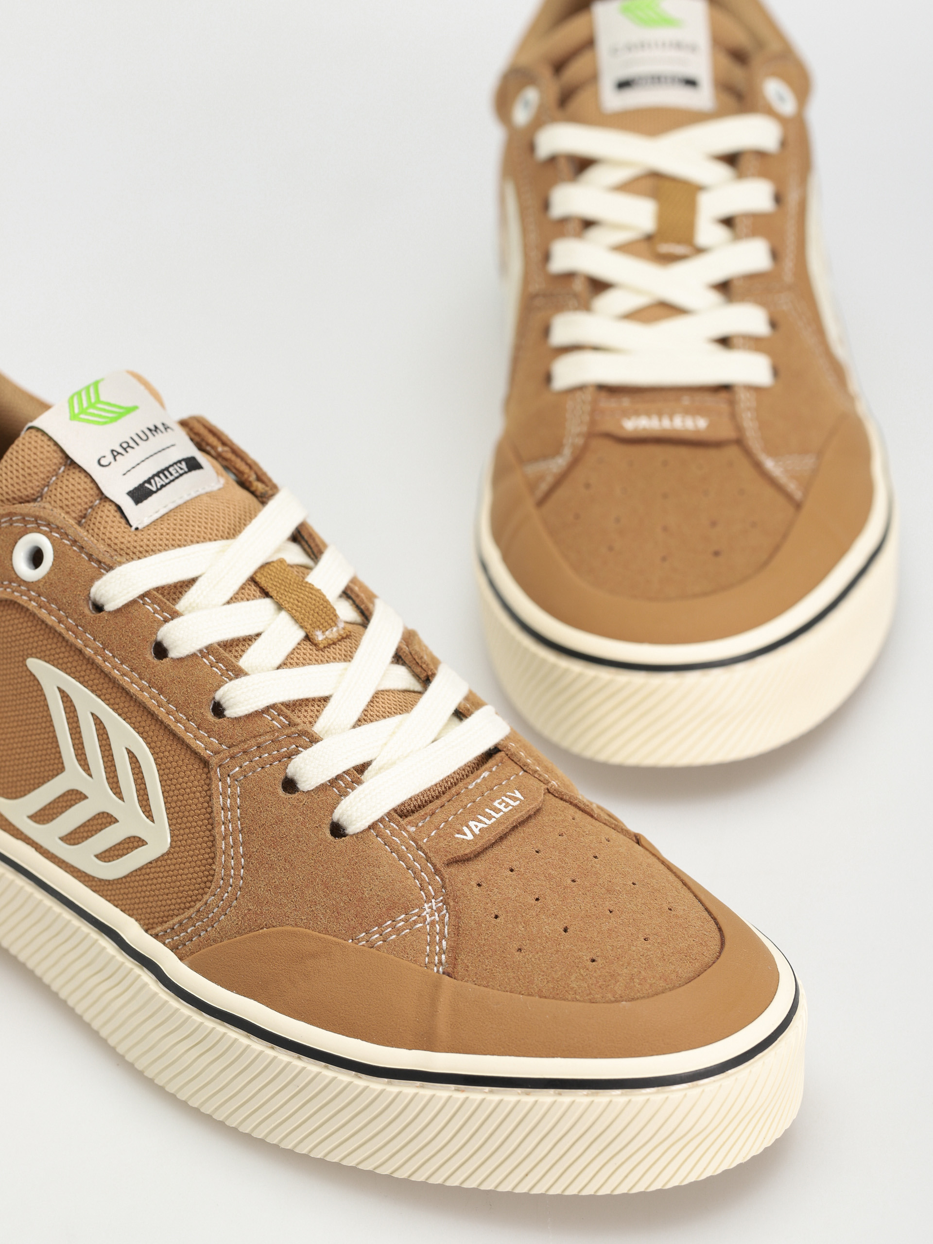 Cariuma Vallely Shoes (camel/ivory)