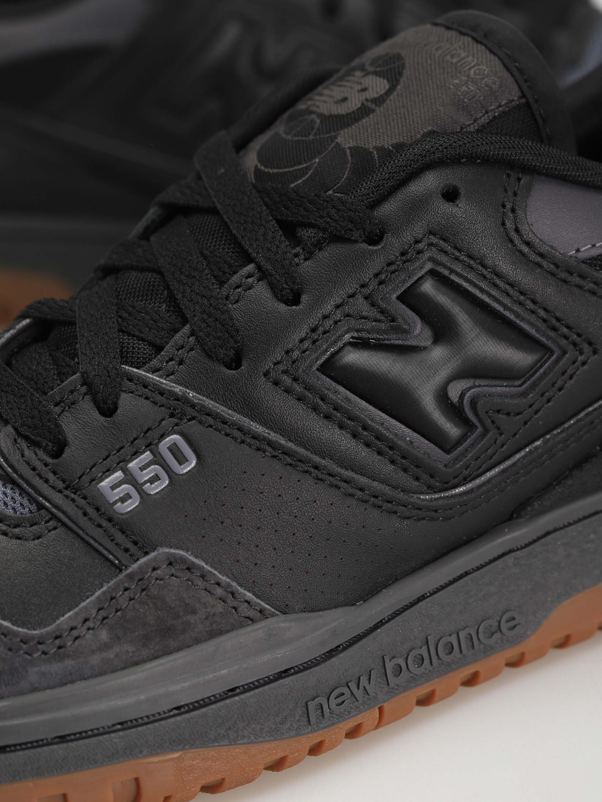 New Balance 550 Shoes (black/gum/white)
