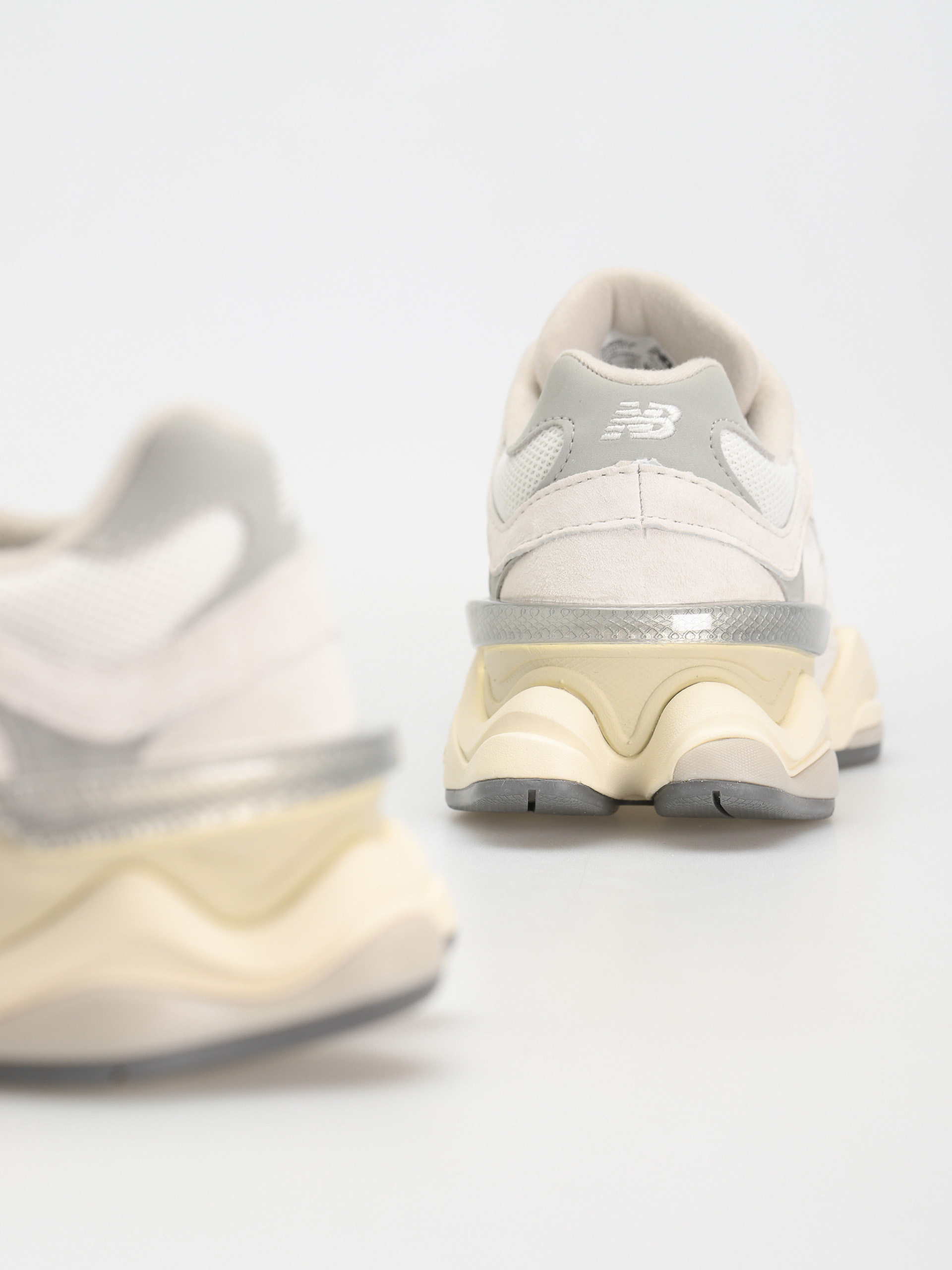 New Balance 9060 Shoes (sea salt)