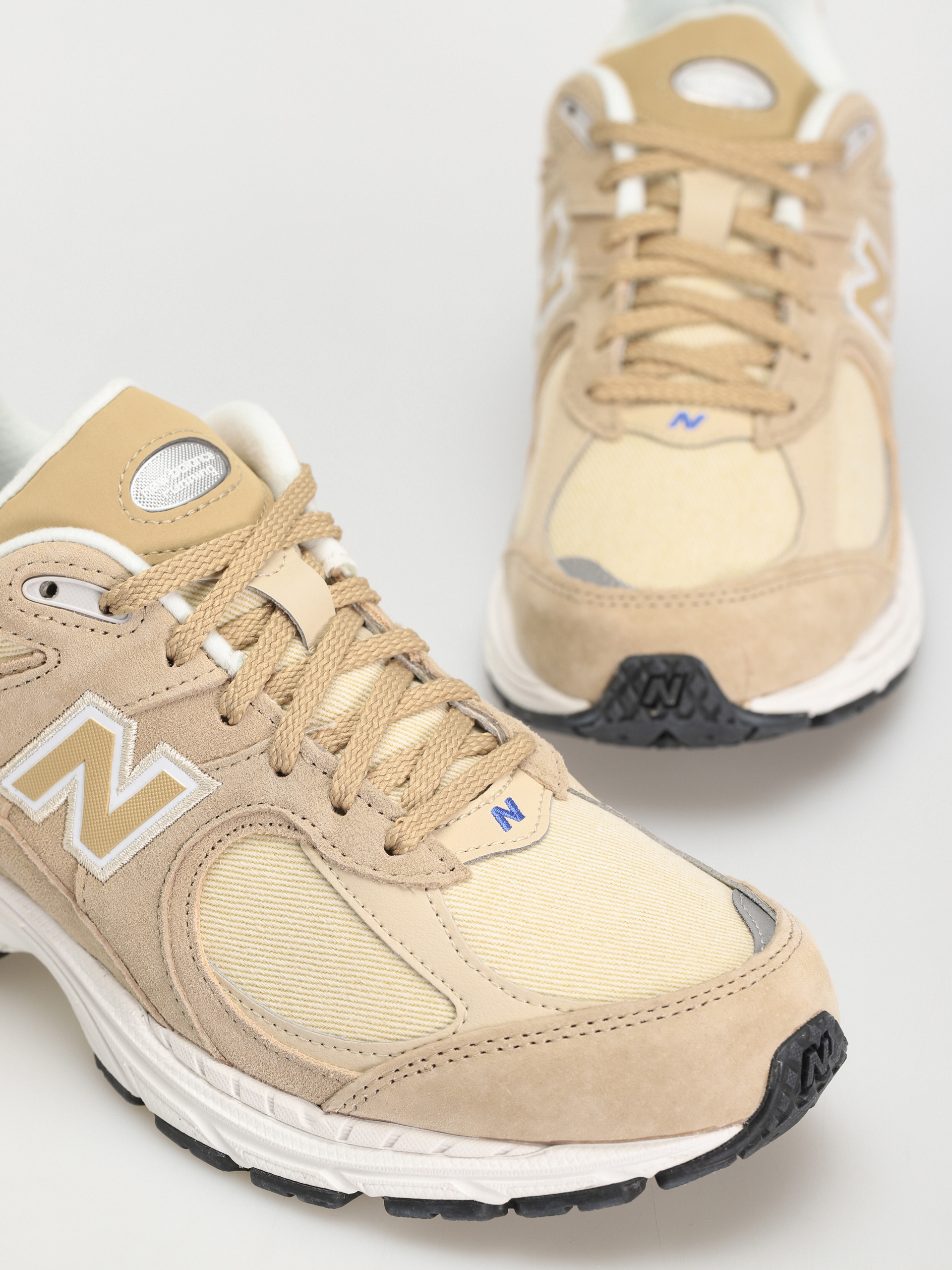 New Balance 2002R Shoes (beige)
