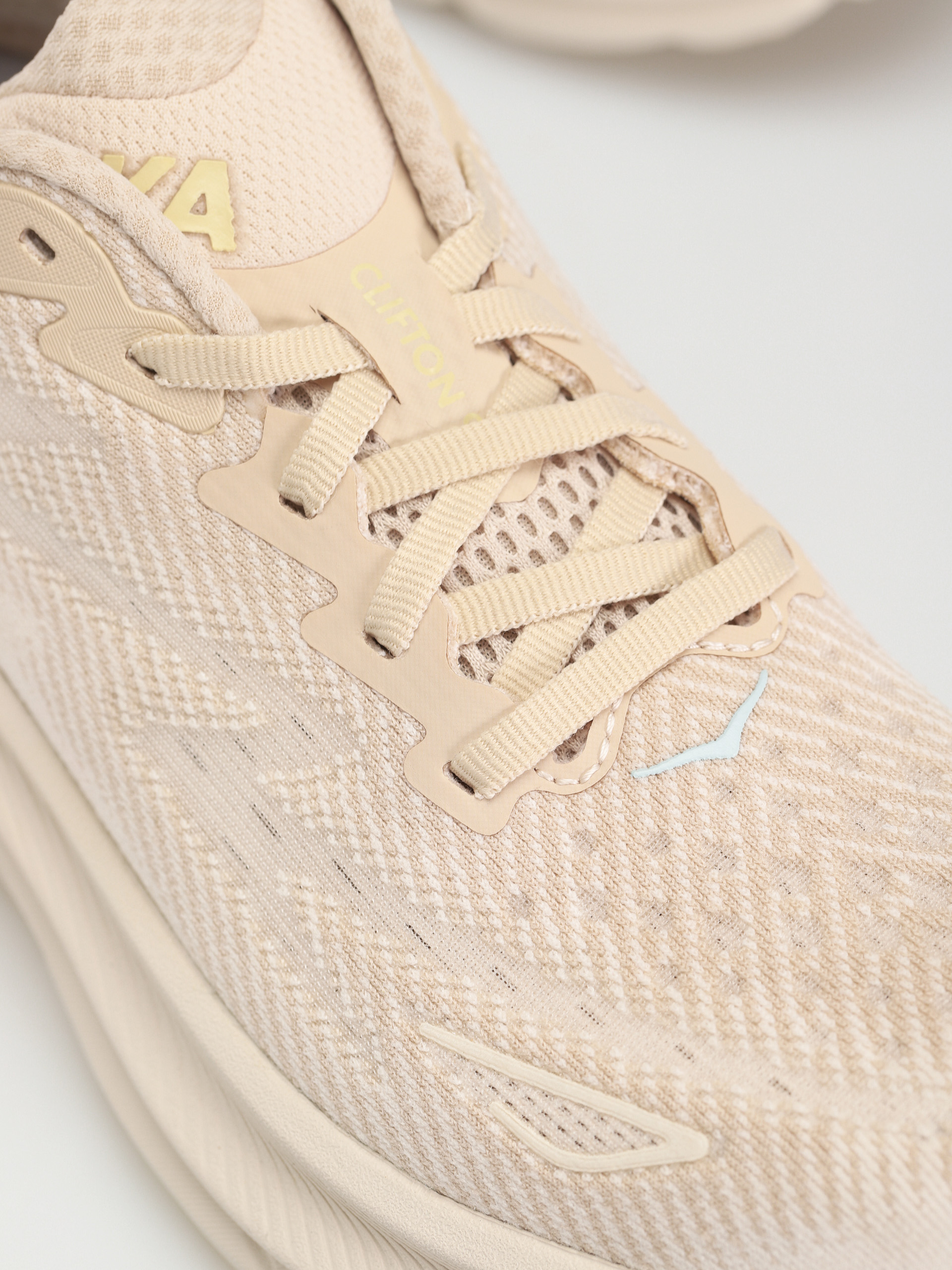 Hoka Clifton 9 Shoes Wmn (shifting sand/eggnog)