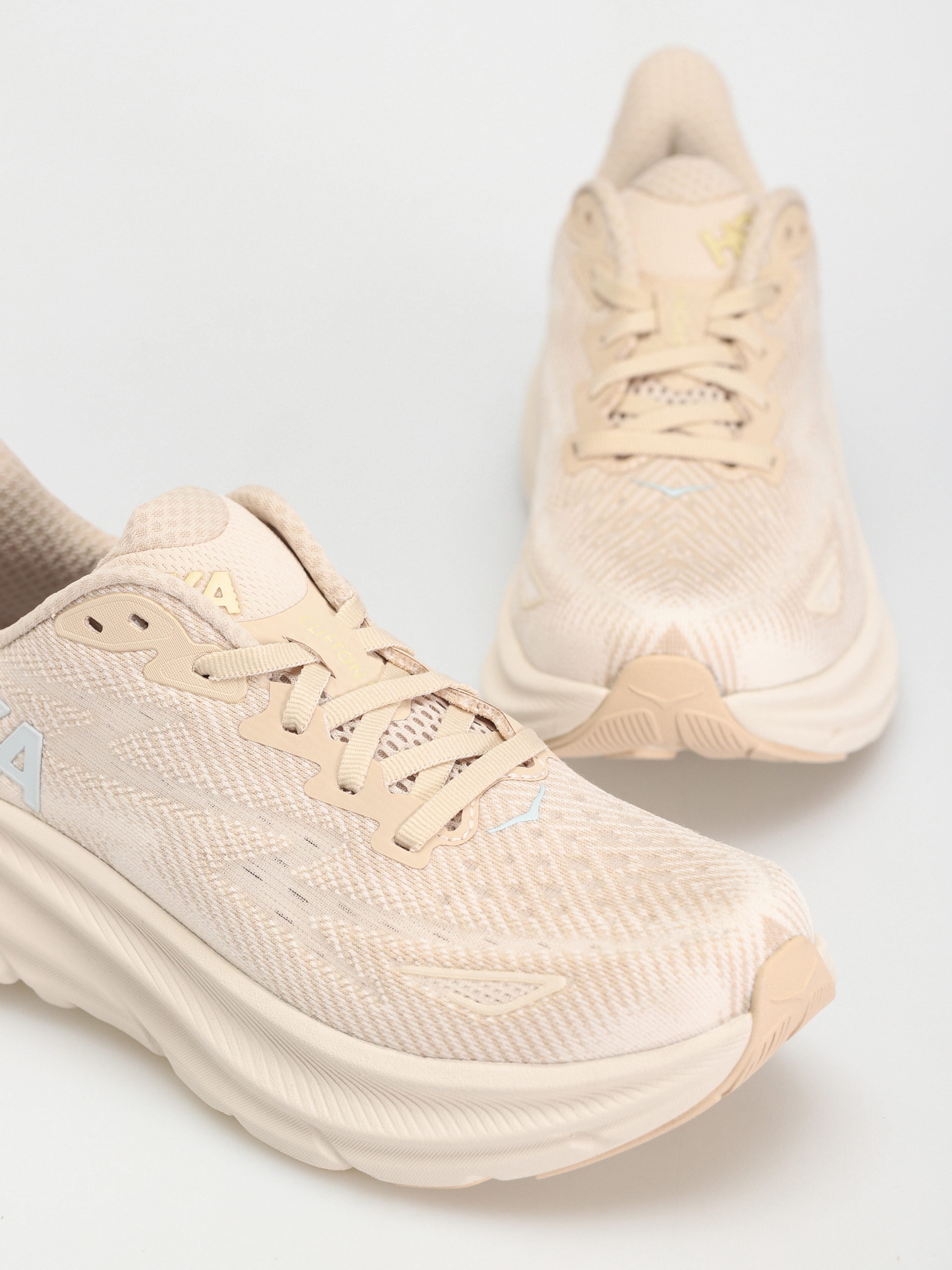 Hoka Clifton 9 Shoes Wmn (shifting sand/eggnog)