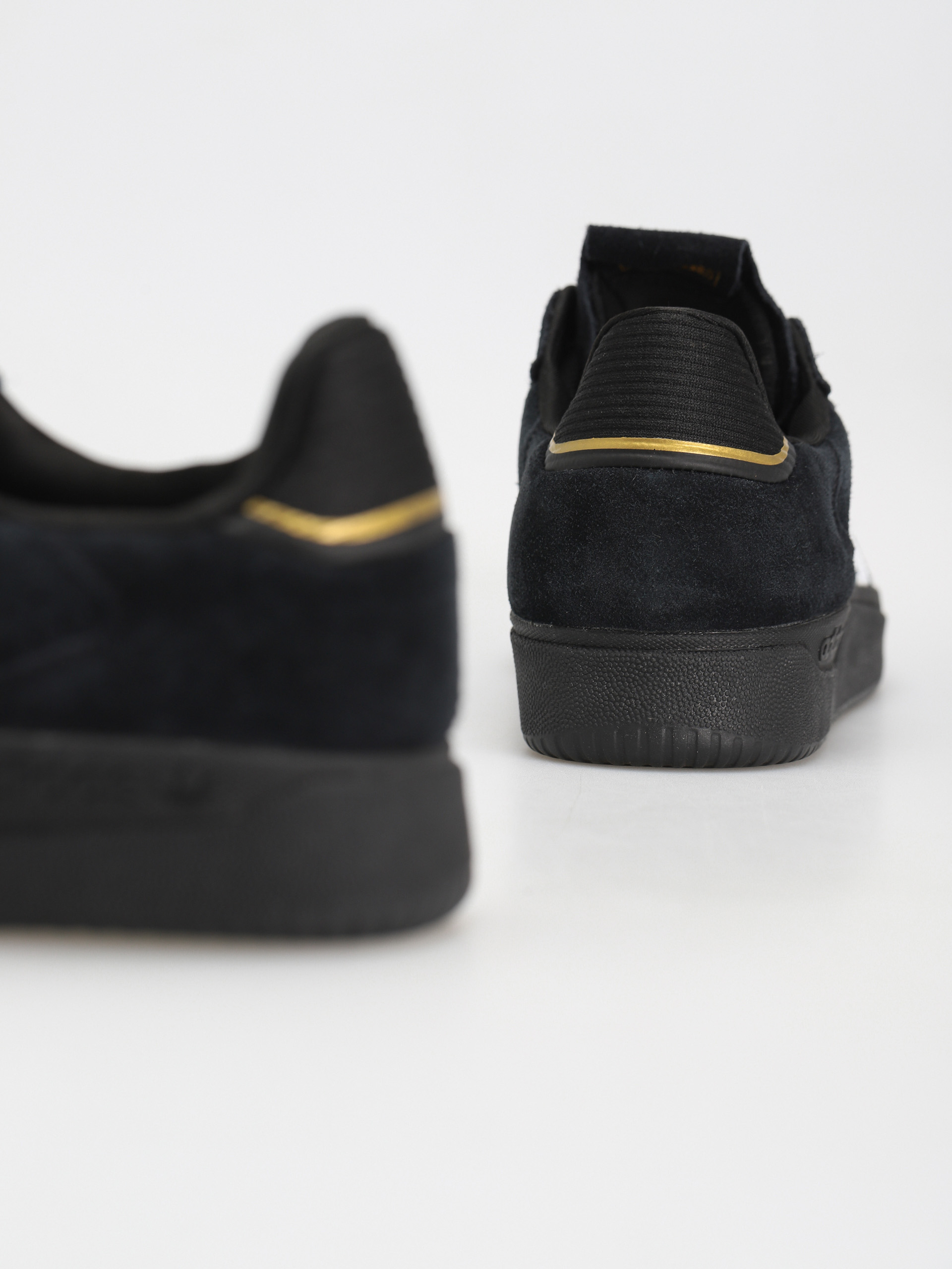 adidas Tyshawn Low Schuhe (cblack/ftwwht/goldmt1)