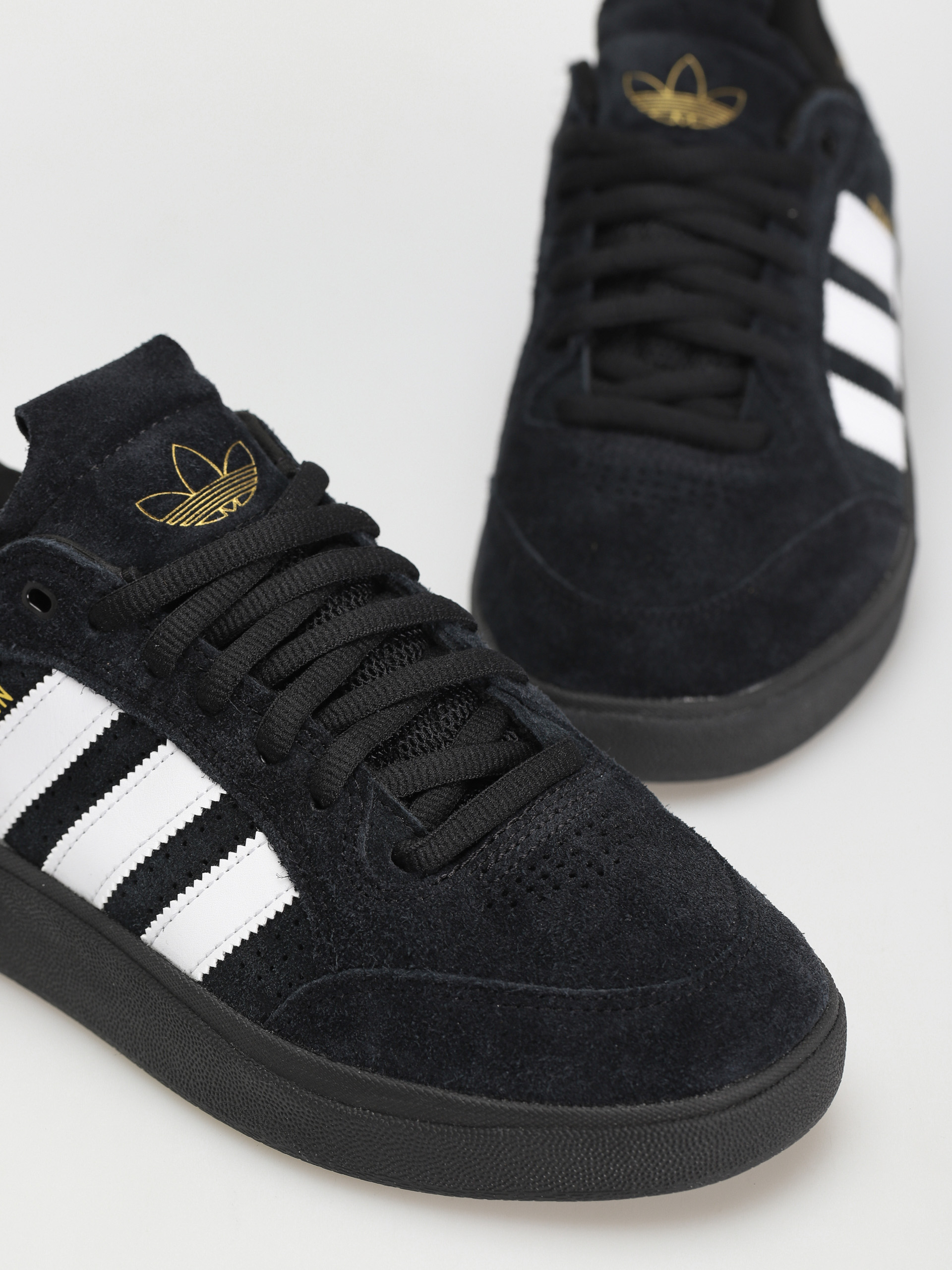 adidas Tyshawn Low Schuhe (cblack/ftwwht/goldmt1)