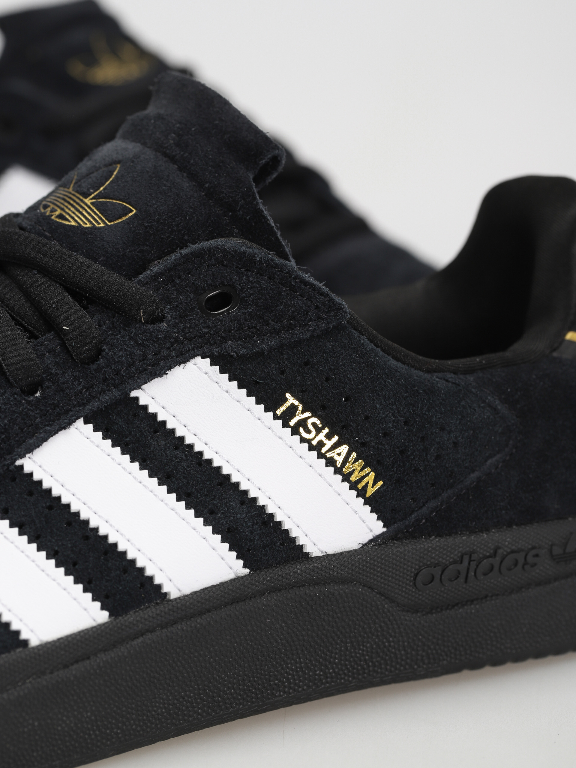 adidas Tyshawn Low Schuhe (cblack/ftwwht/goldmt1)