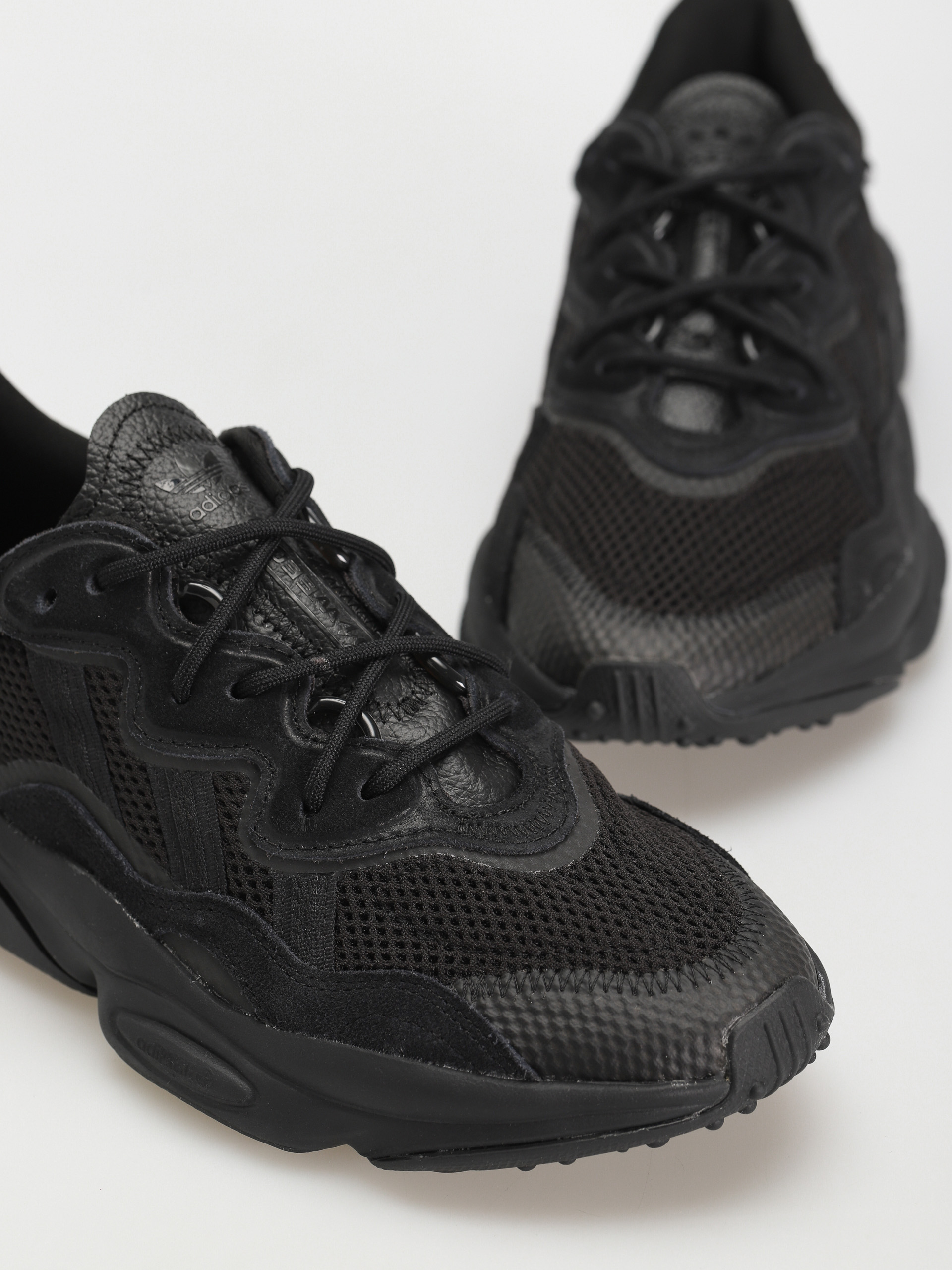 adidas Originals Ozweego Shoes (cblack/cblack/grefiv)