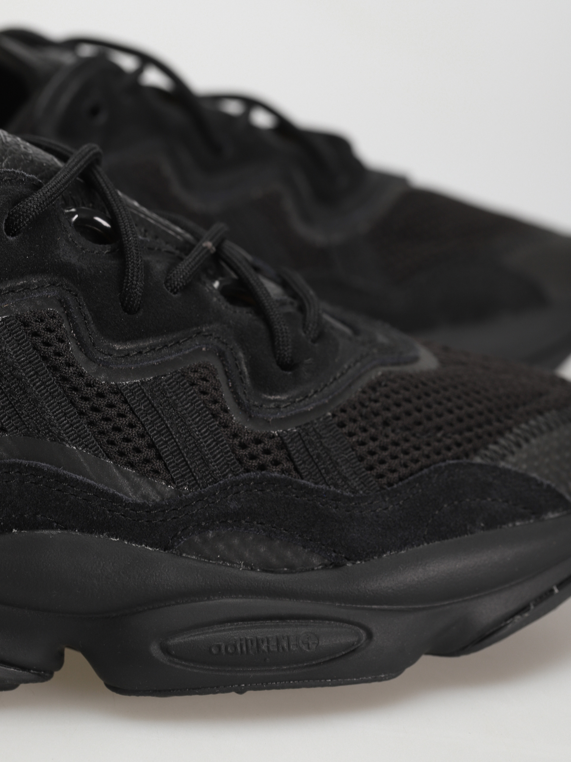 adidas Originals Ozweego Shoes (cblack/cblack/grefiv)