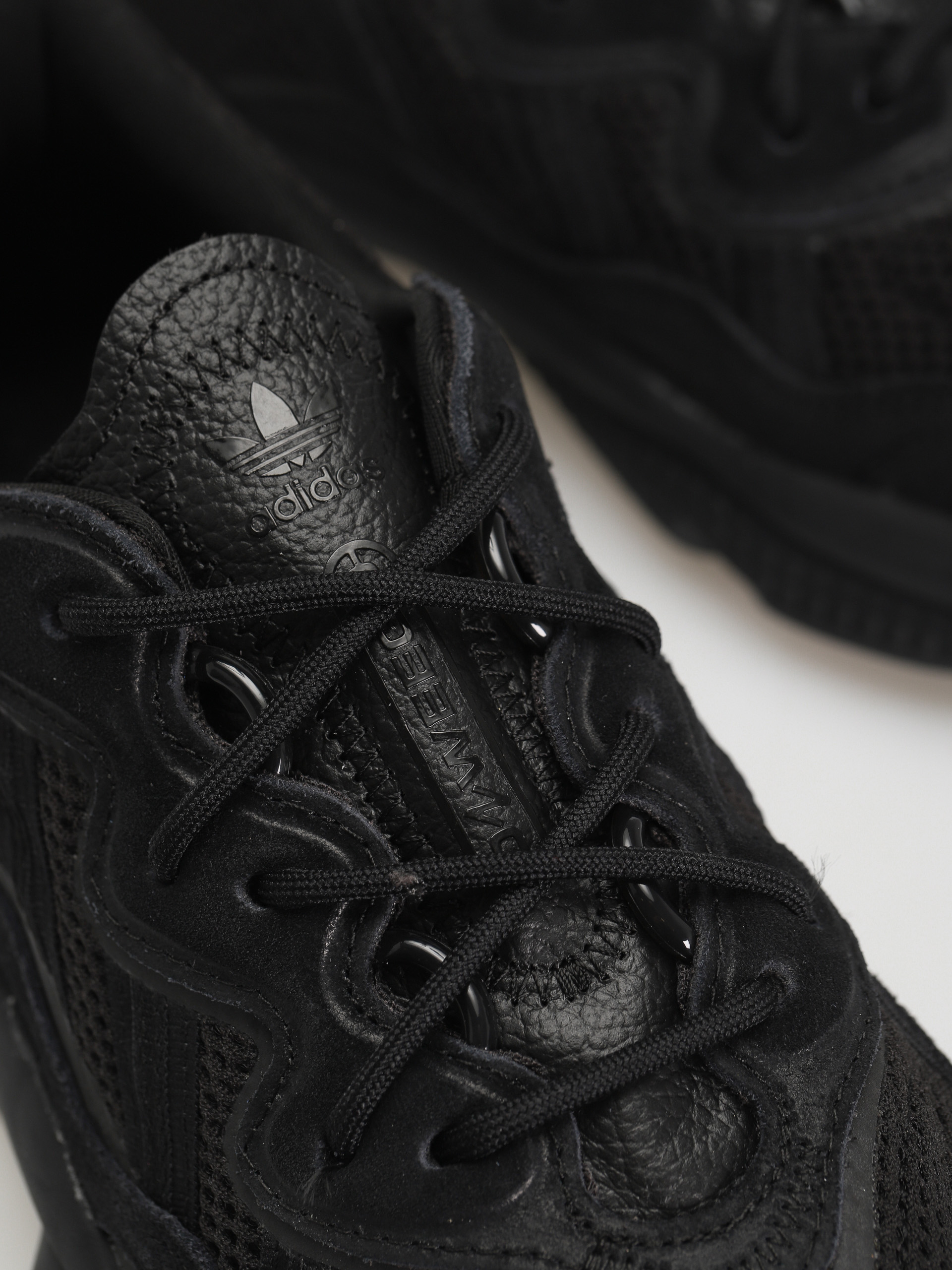 adidas Originals Ozweego Shoes (cblack/cblack/grefiv)