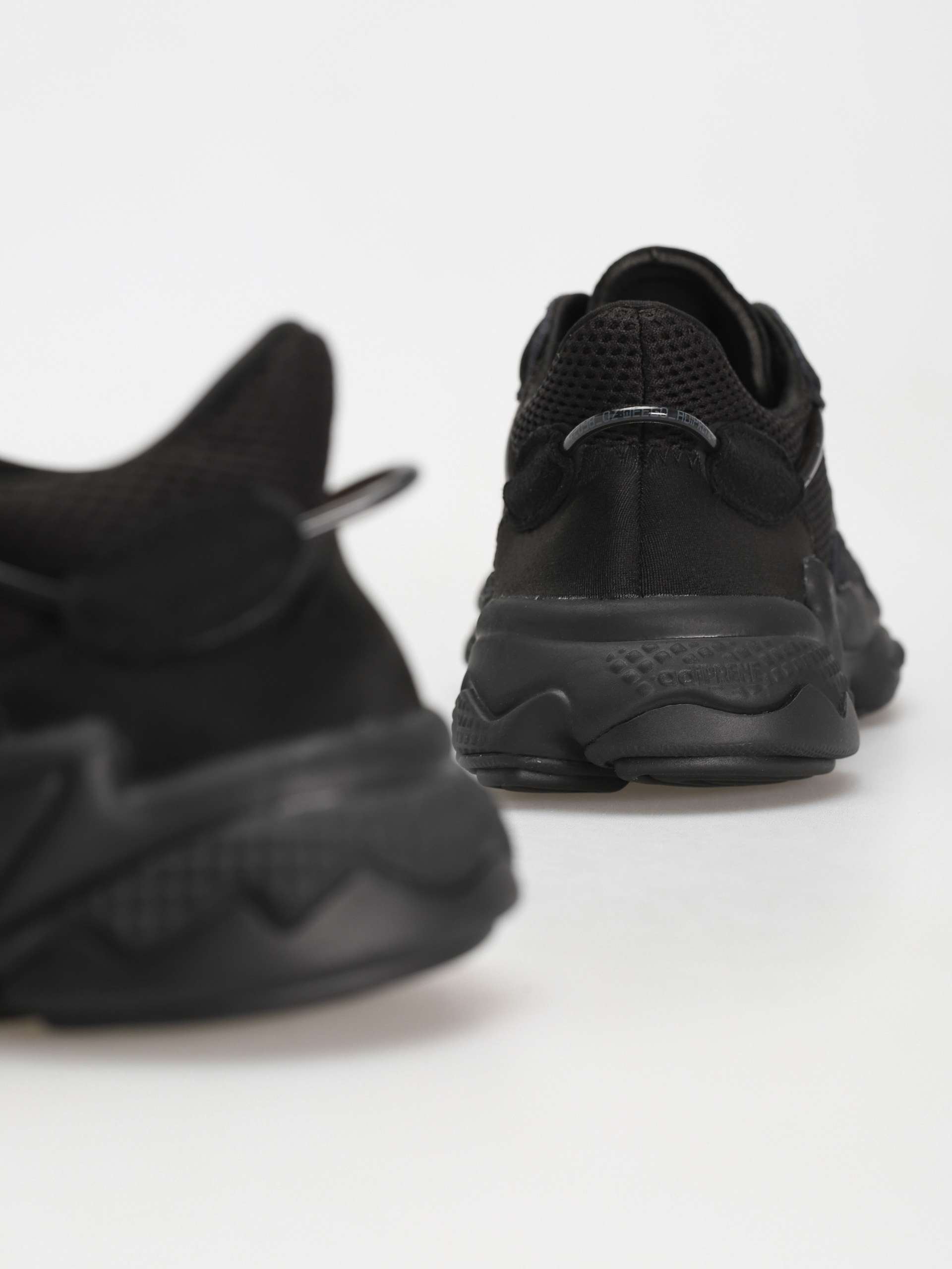 adidas Originals Ozweego Shoes (cblack/cblack/grefiv)