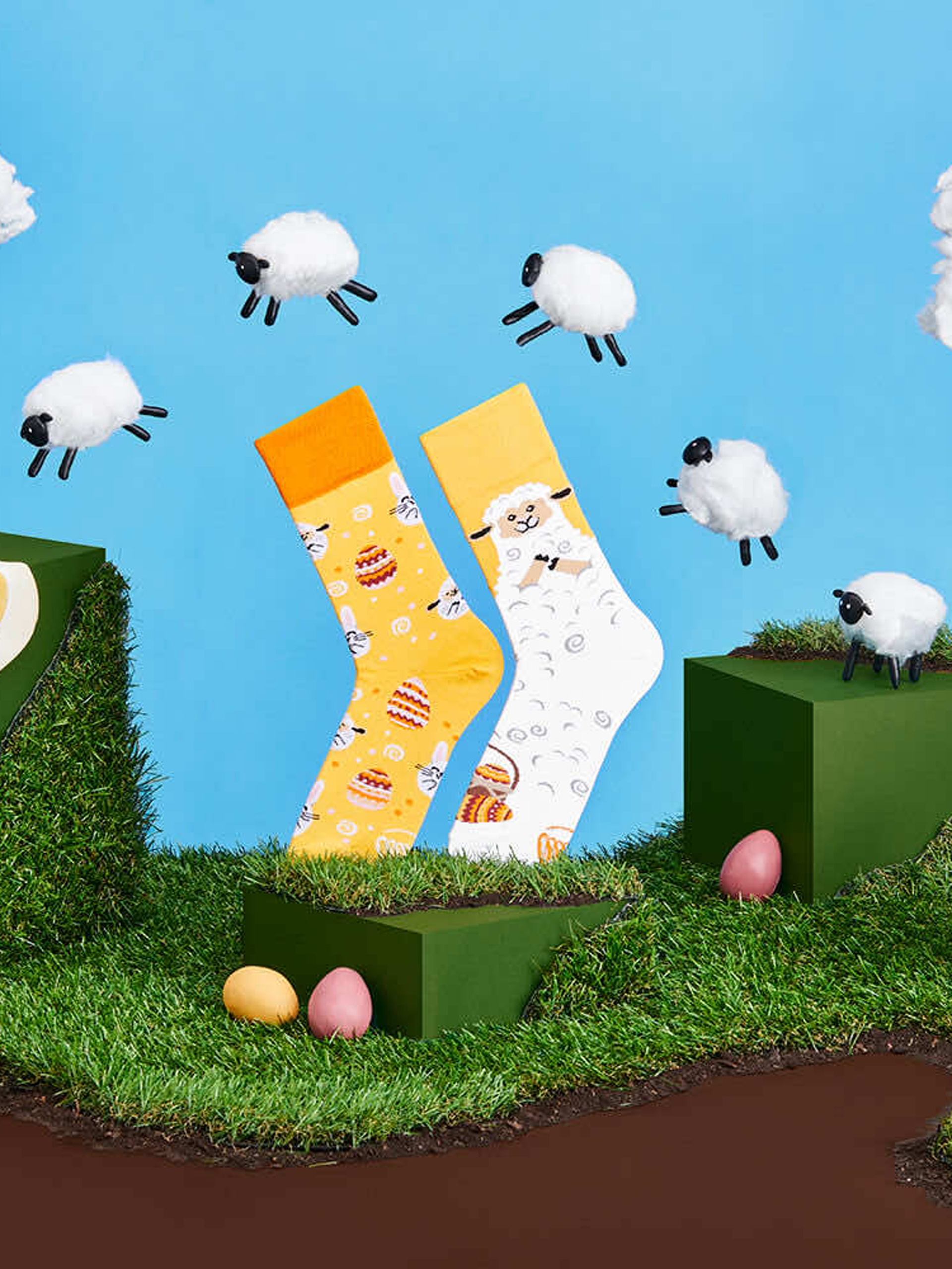 Many Mornings Easter Lamb Socken (white/yellow)