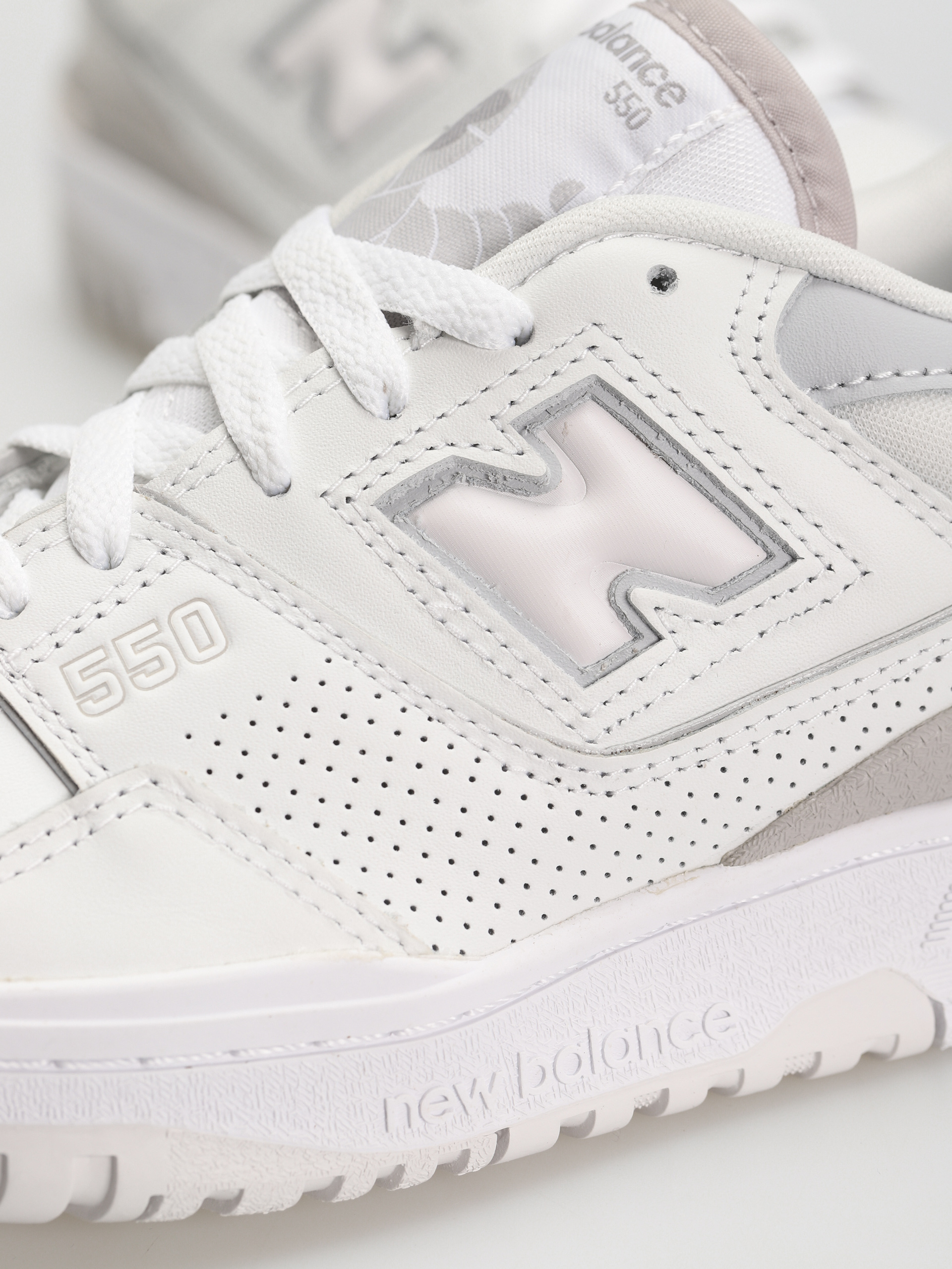 New Balance 550 Shoes Wmn (white)