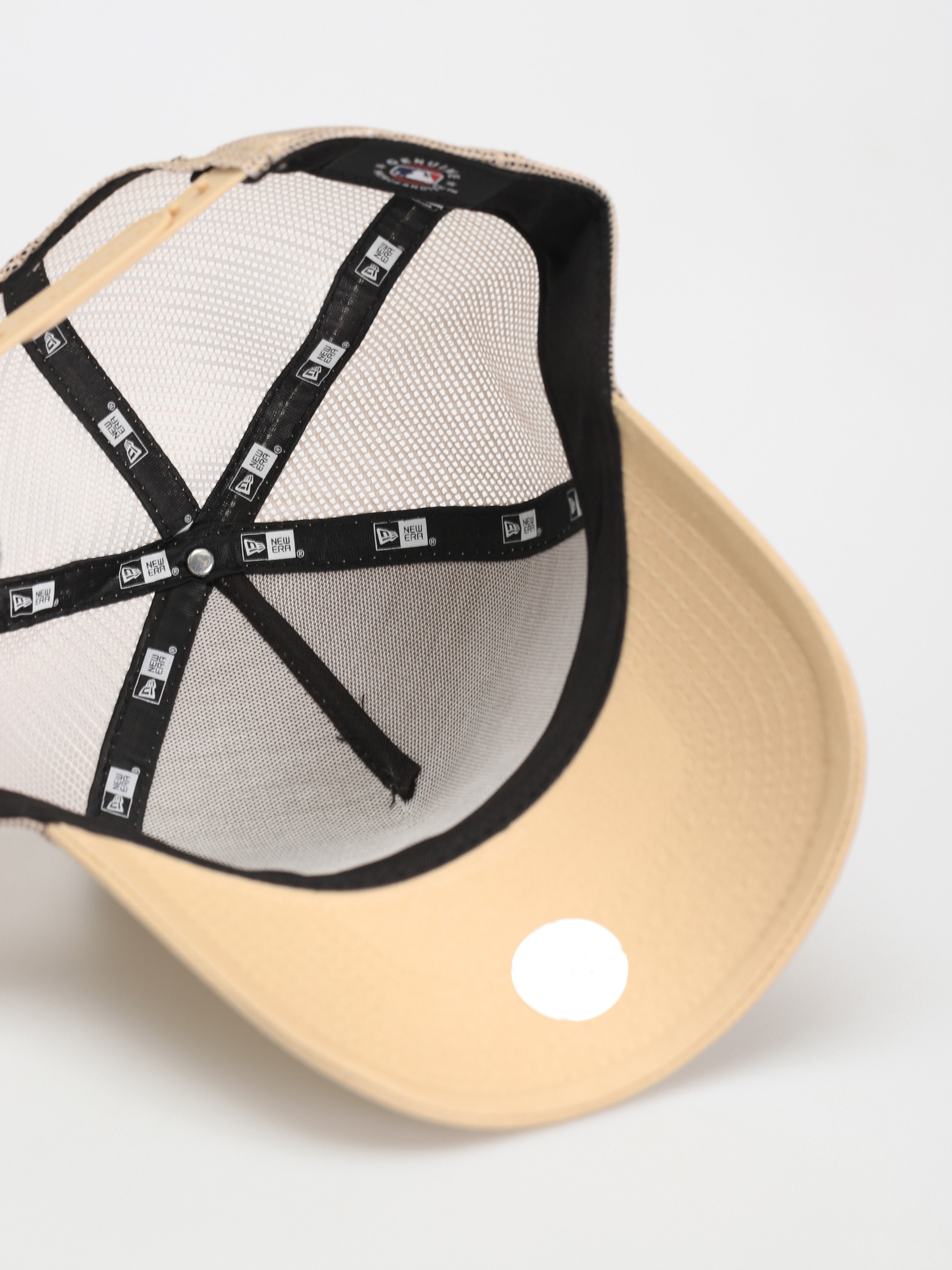 New Era Tonal Mesh Trucker New York Yankees Cap (oatmeal)