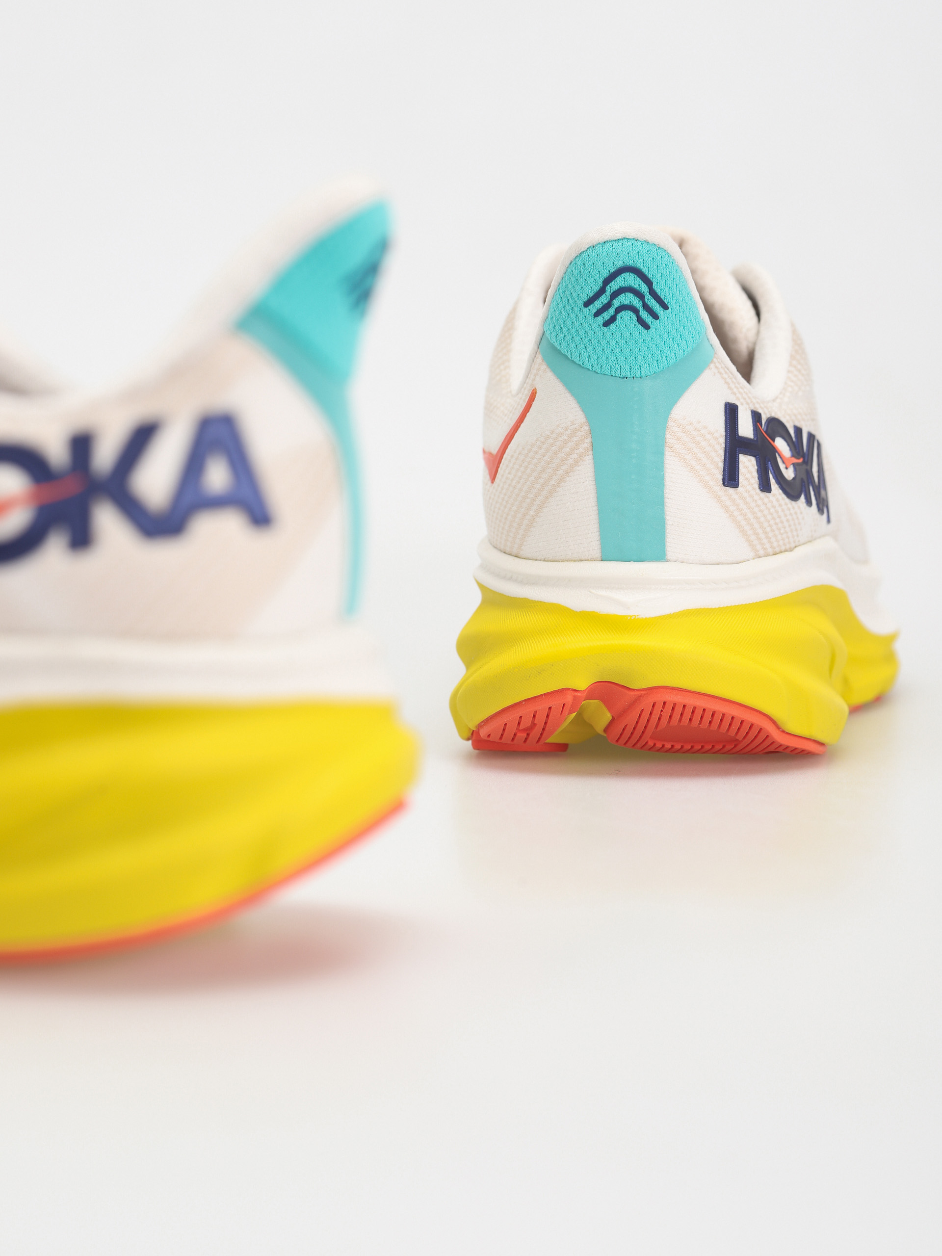Hoka Clifton 9 Shoes (eggnog/passion fruit)