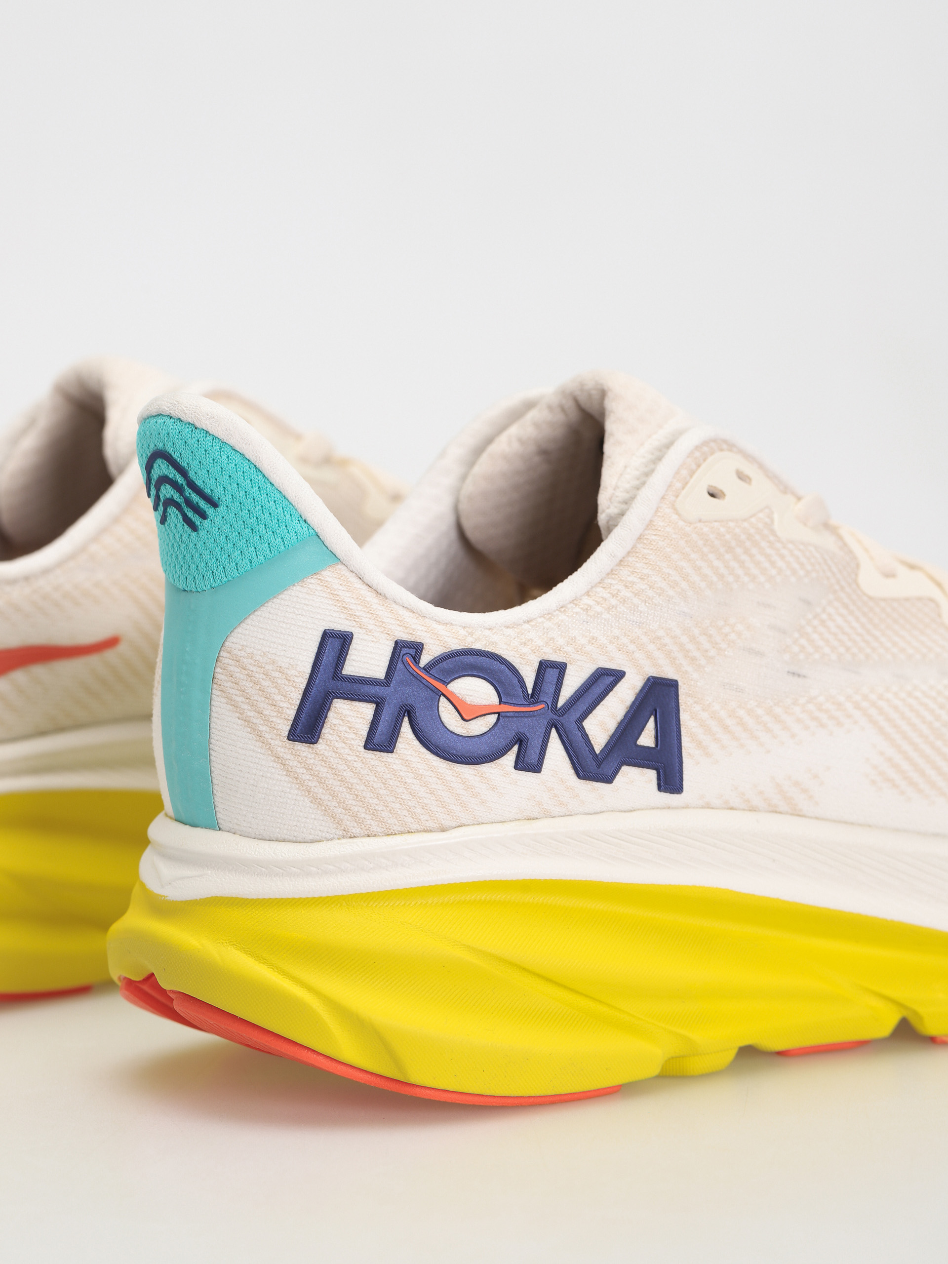 Hoka Clifton 9 Shoes (eggnog/passion fruit)