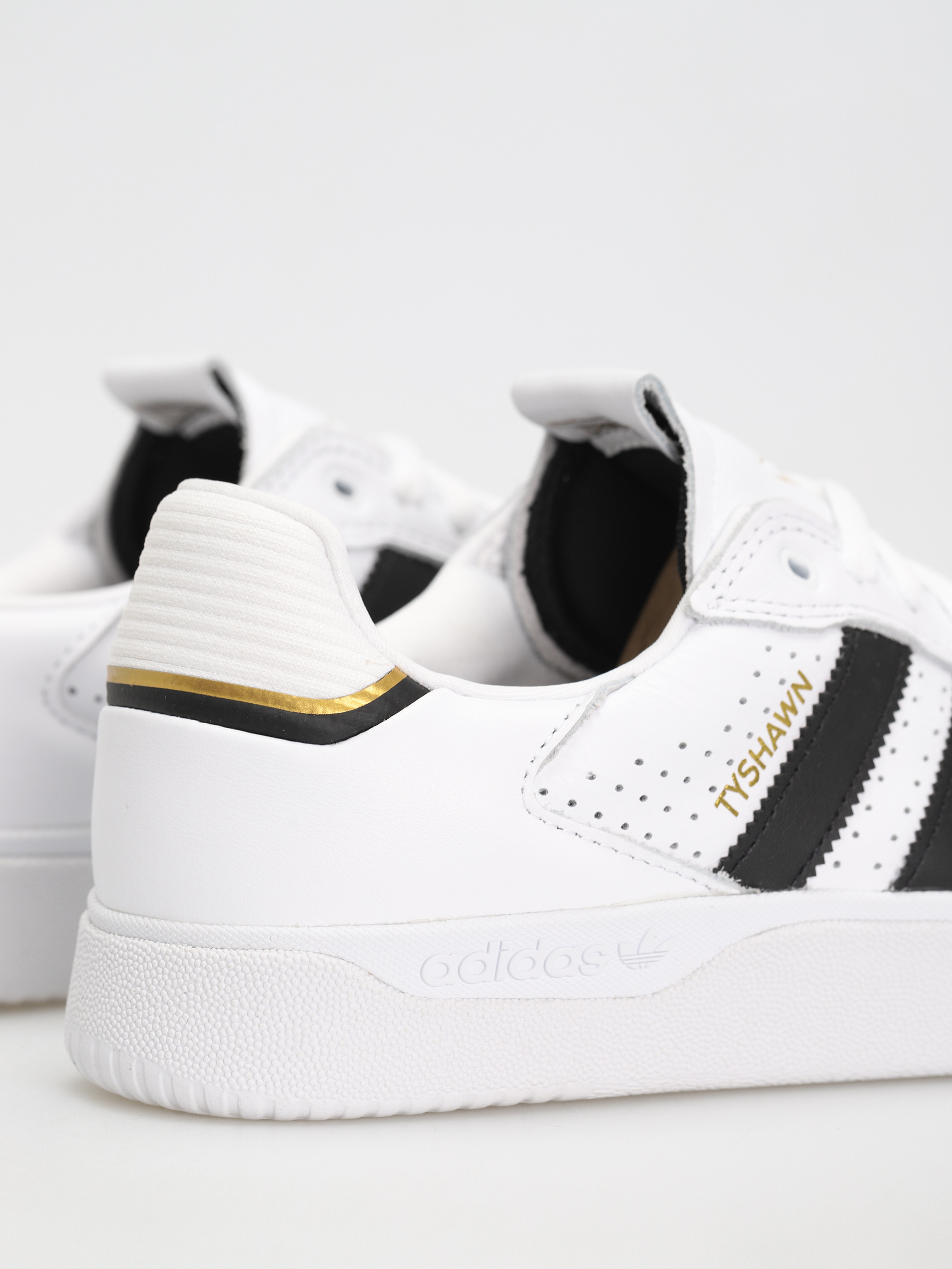 adidas Tyshawn Low Shoes (ftwwht/cblack/goldmt)