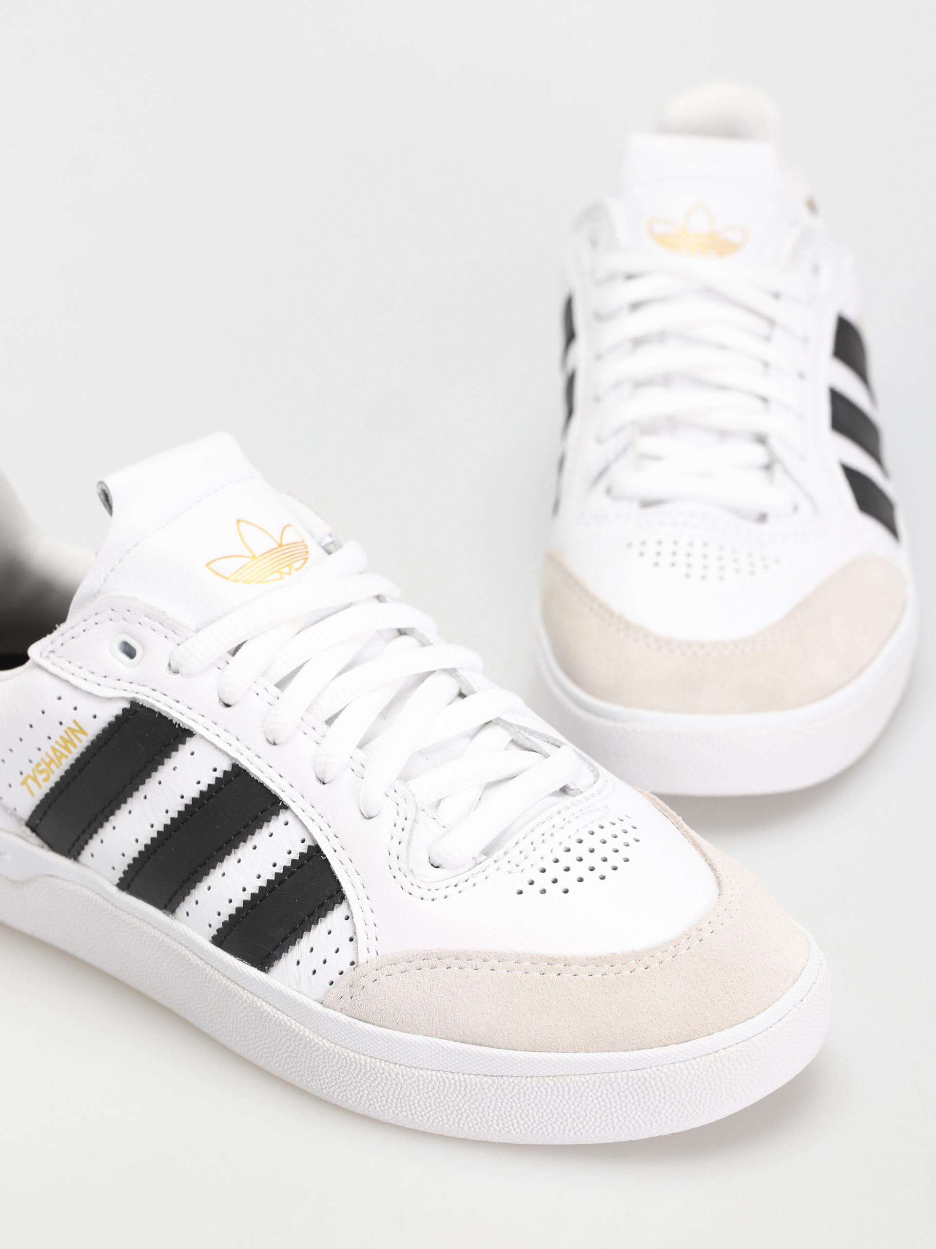 adidas Tyshawn Low Shoes (ftwwht/cblack/goldmt)
