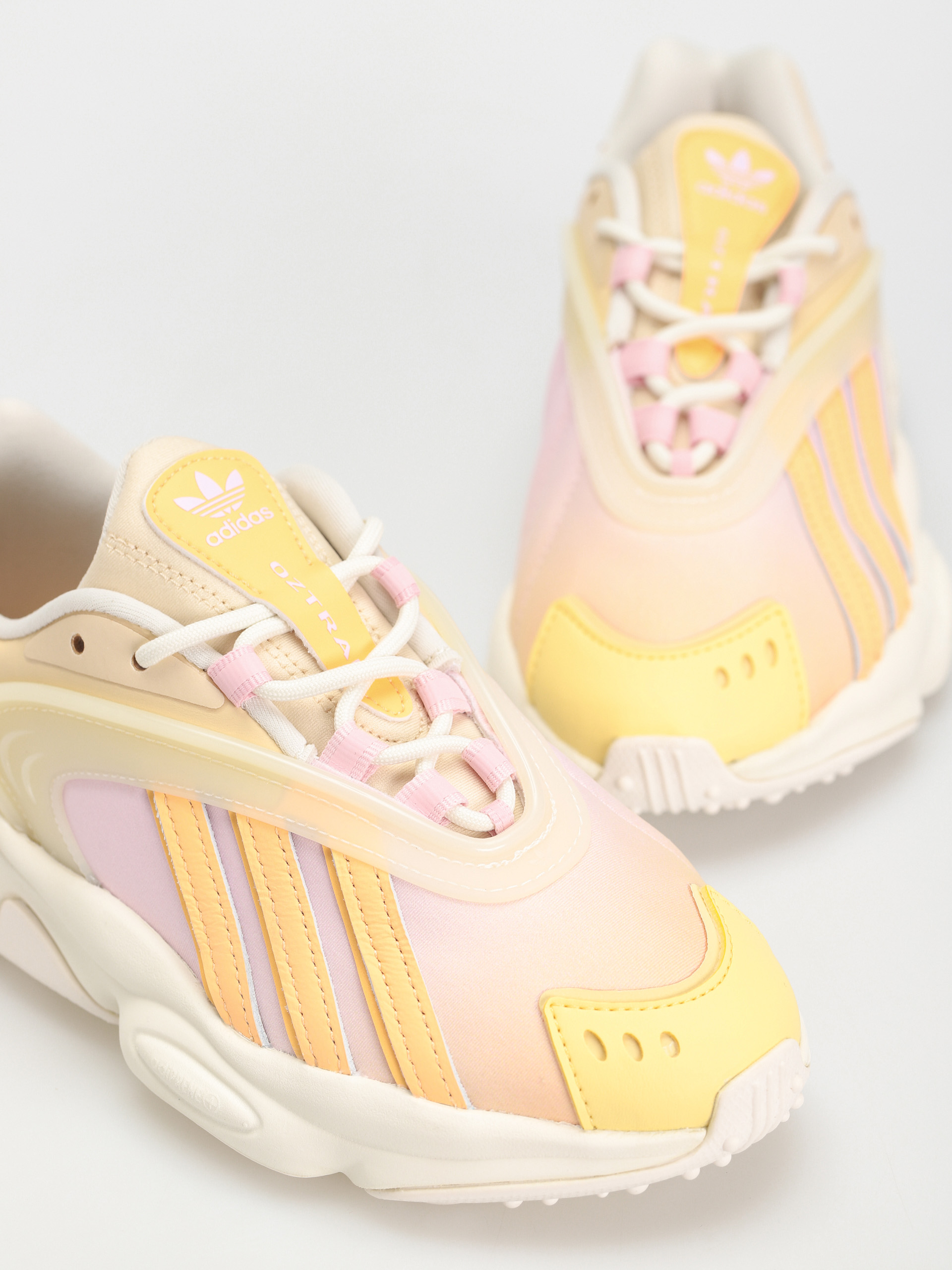 adidas Originals Oztral Shoes Wmn (owhite/aciora/sanstr)