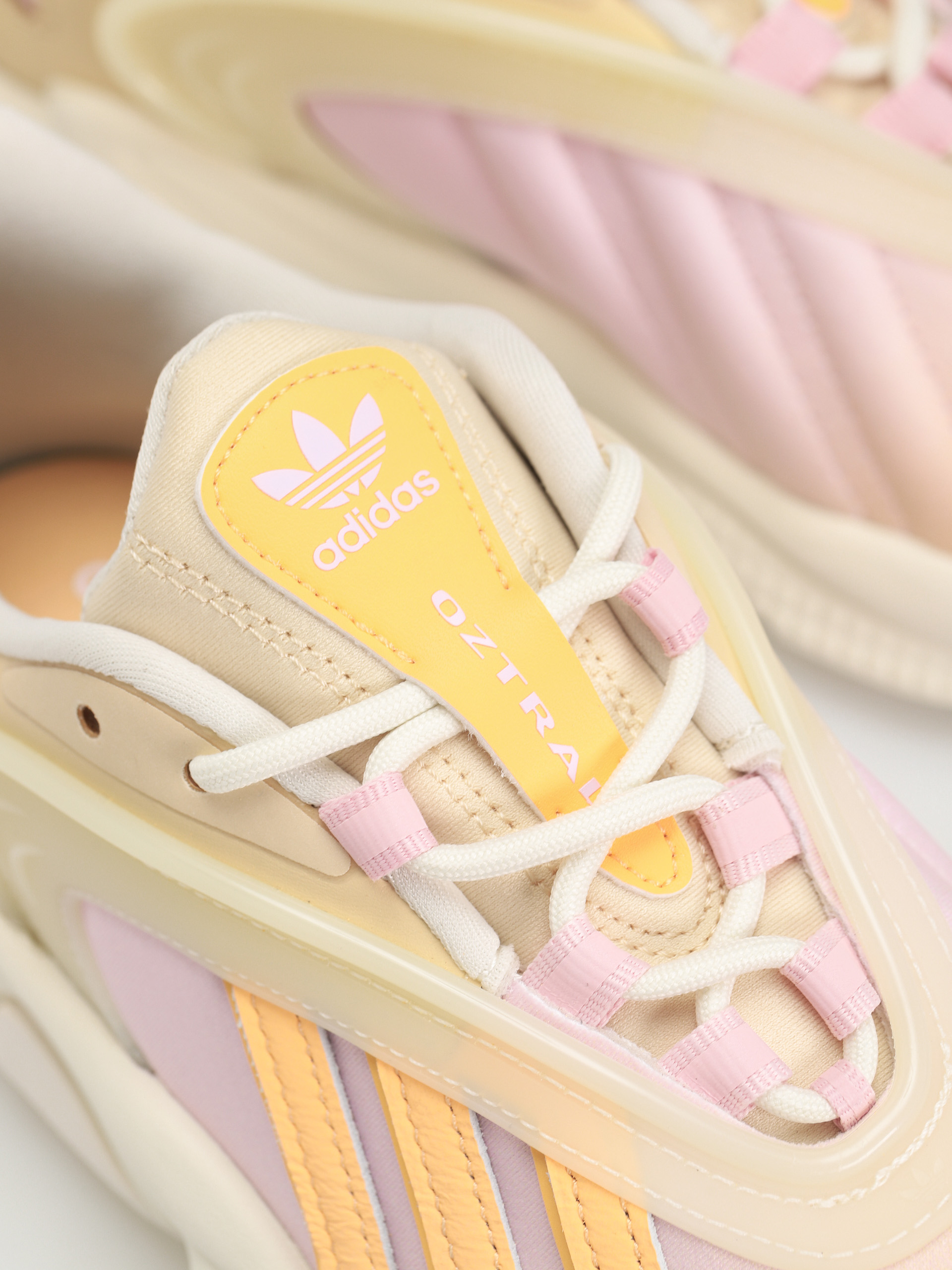 adidas Originals Oztral Shoes Wmn (owhite/aciora/sanstr)