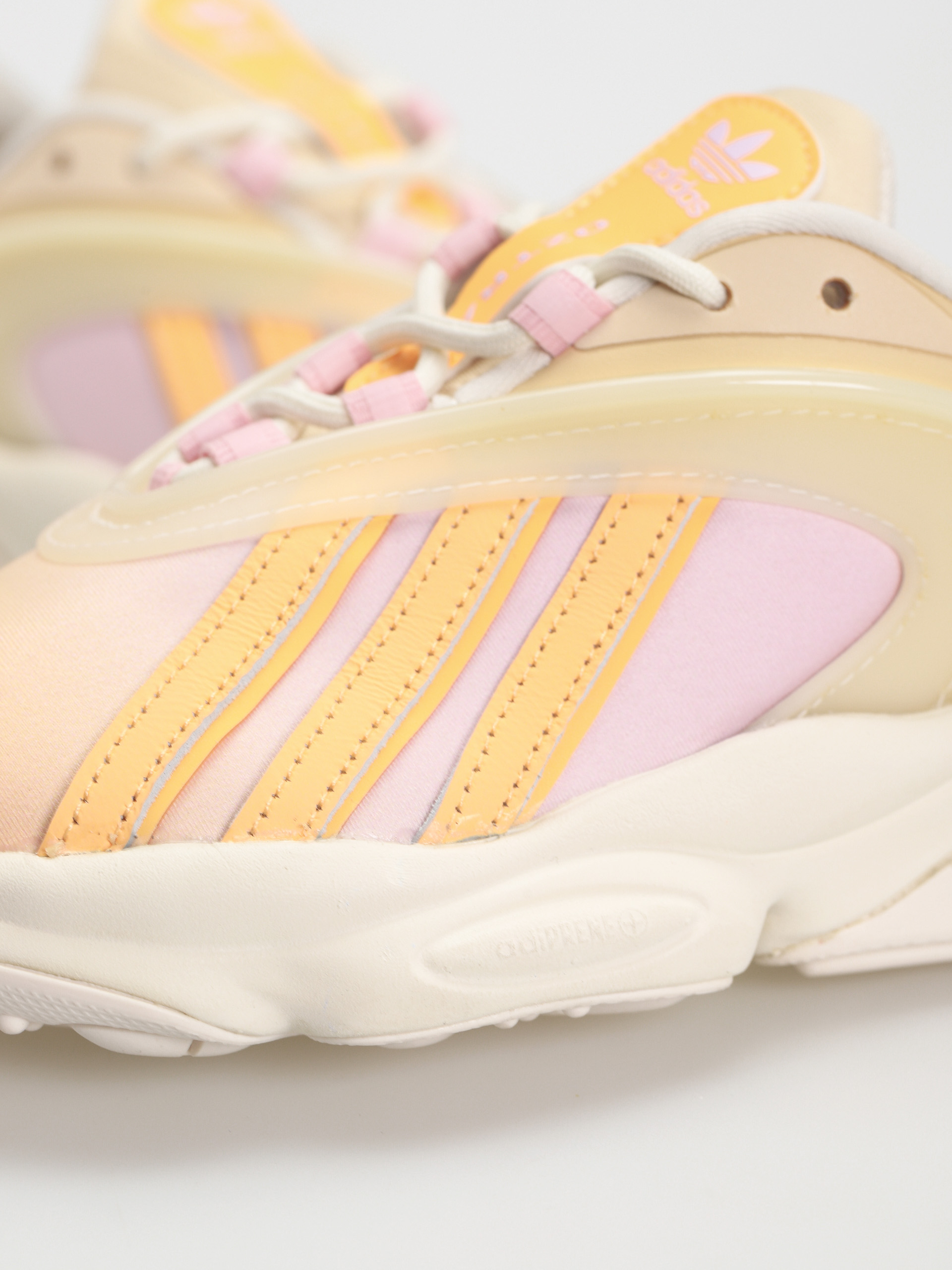 adidas Originals Oztral Schuhe Wmn (owhite/aciora/sanstr)