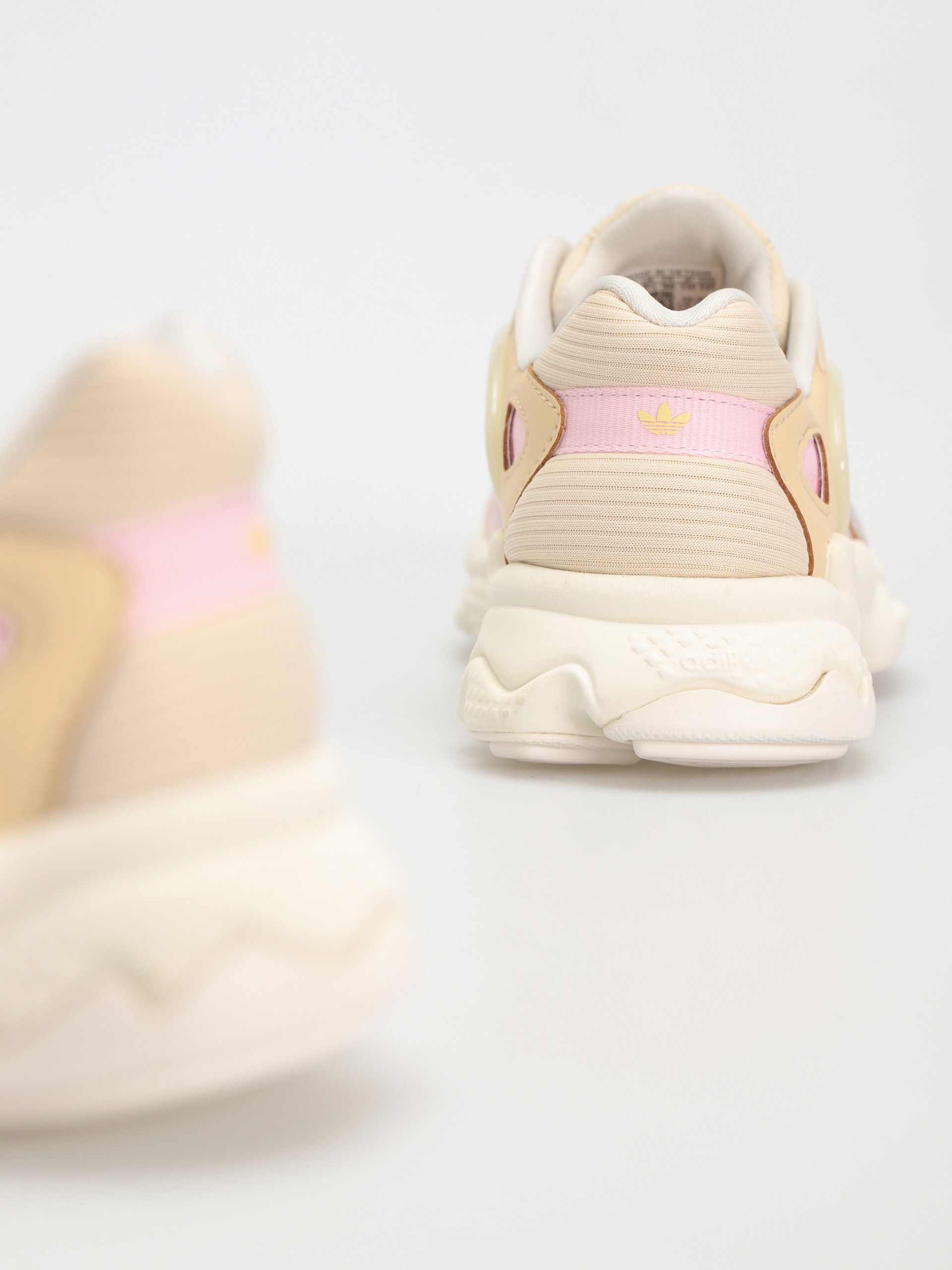 adidas Originals Oztral Schuhe Wmn (owhite/aciora/sanstr)