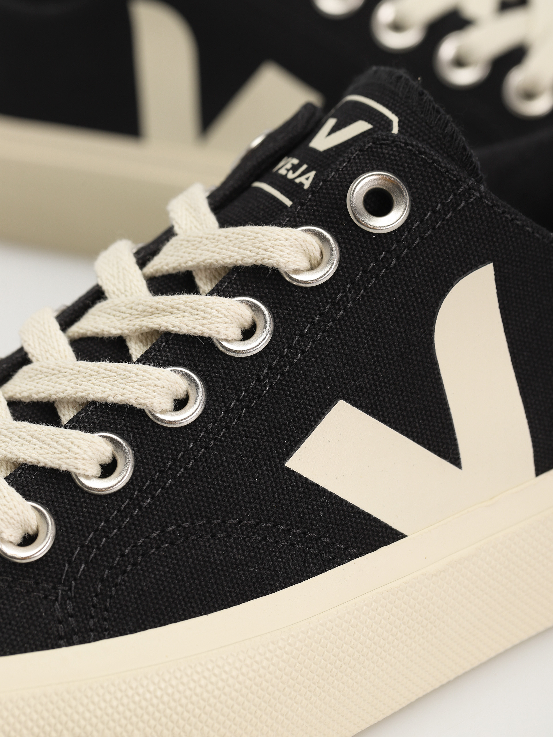 Veja wata hot sale black white