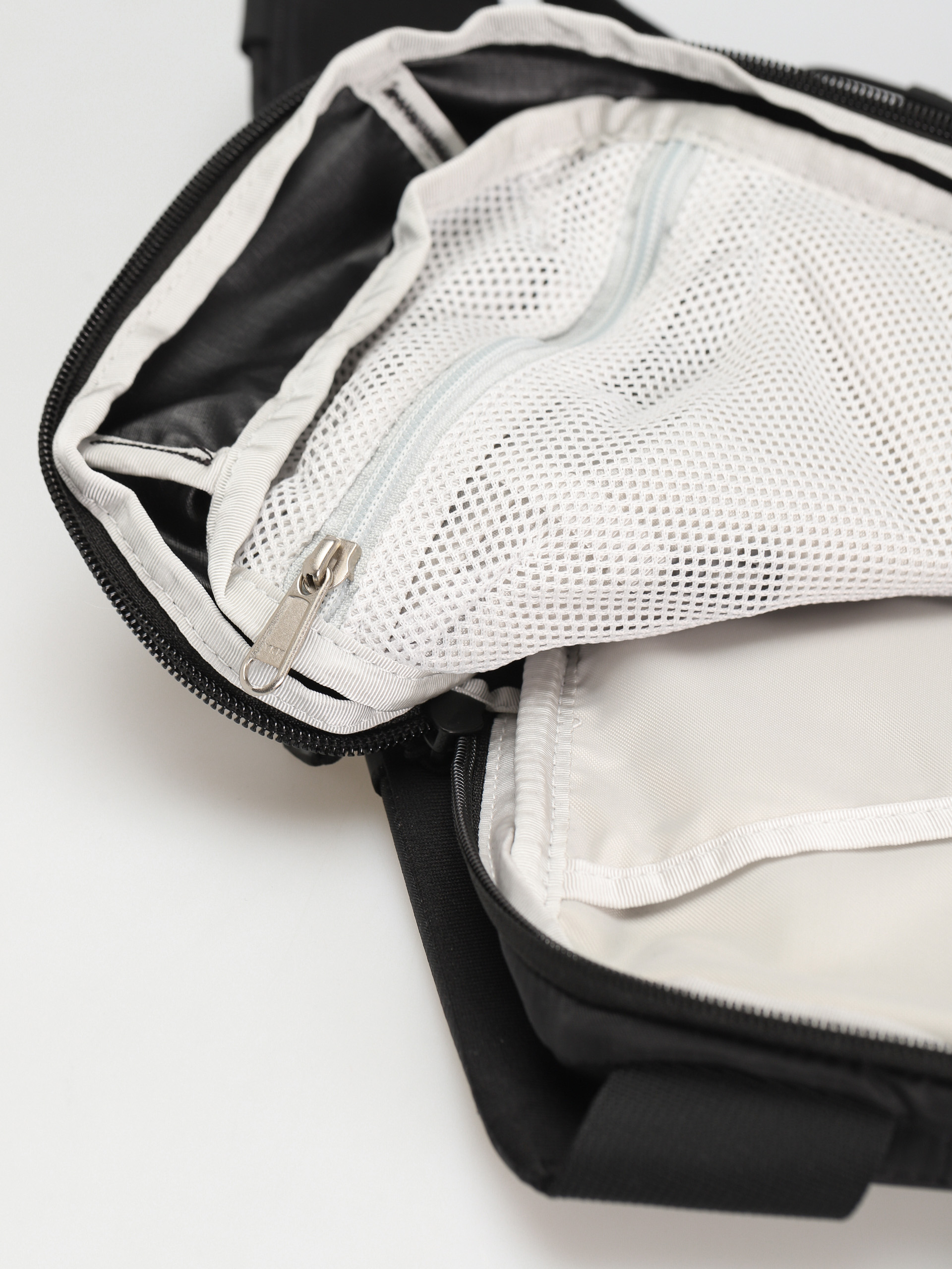 The North Face Borealis Sling Backpack (tnf black/tnf white)