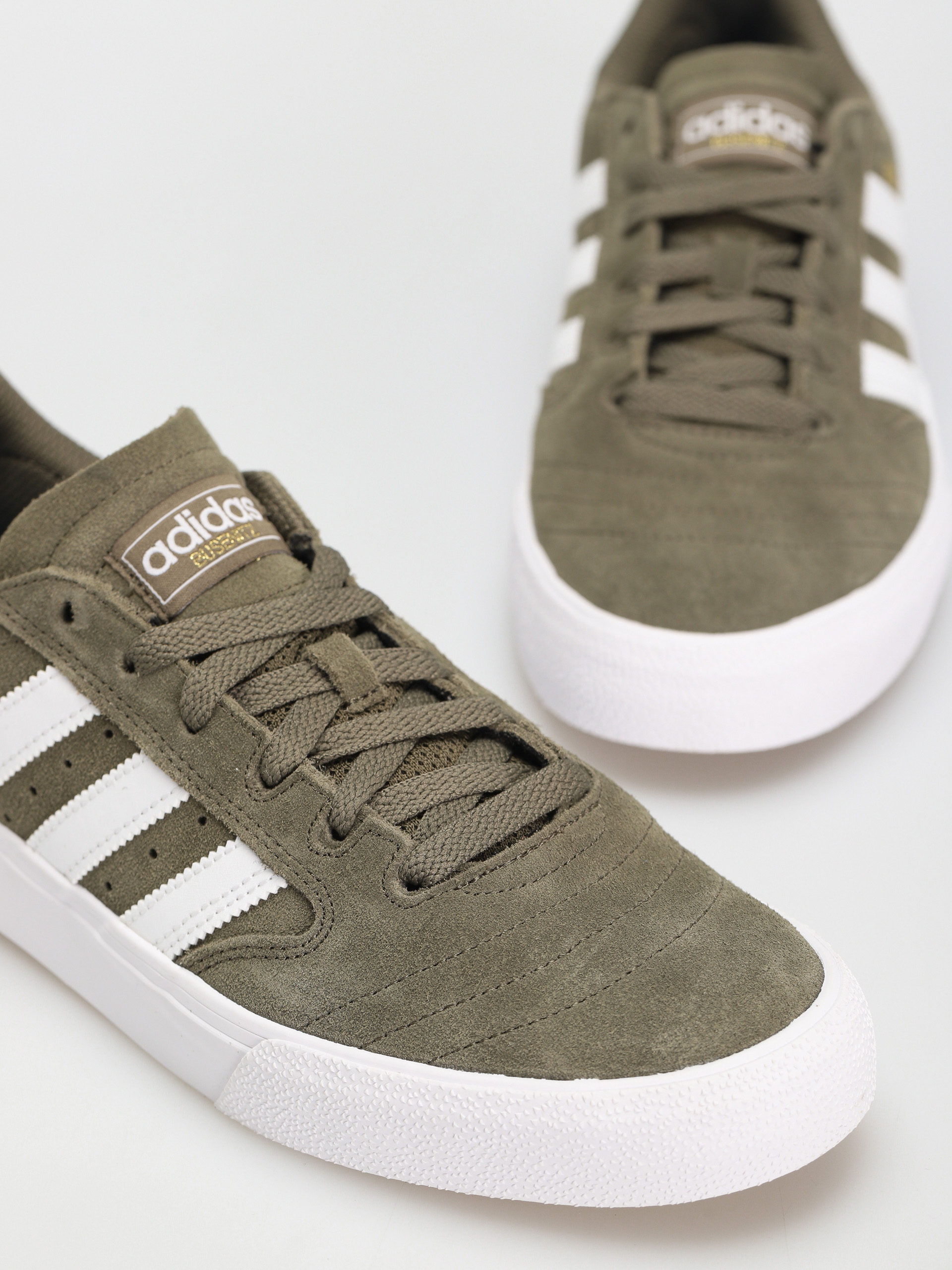 adidas Busenitz Vulc II Schuhe (olistr/ftwwht/goldmt)