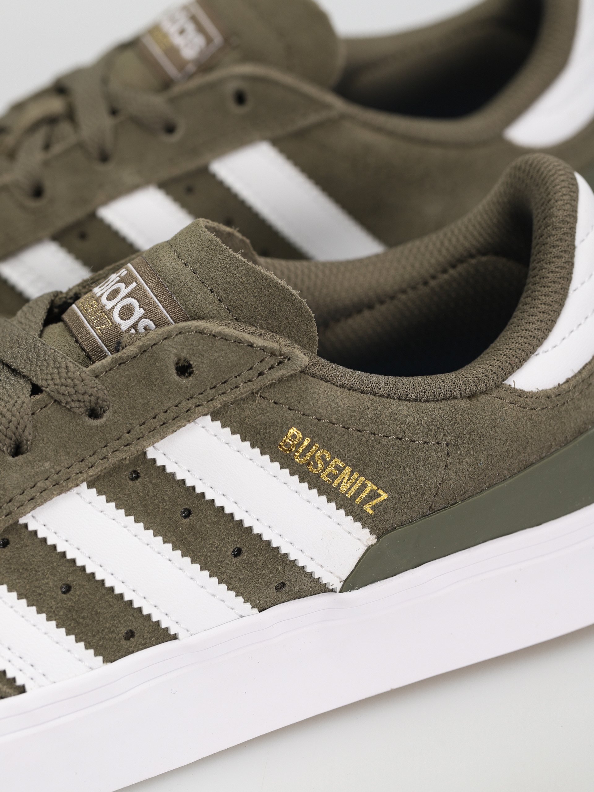 adidas Busenitz Vulc II Schuhe (olistr/ftwwht/goldmt)