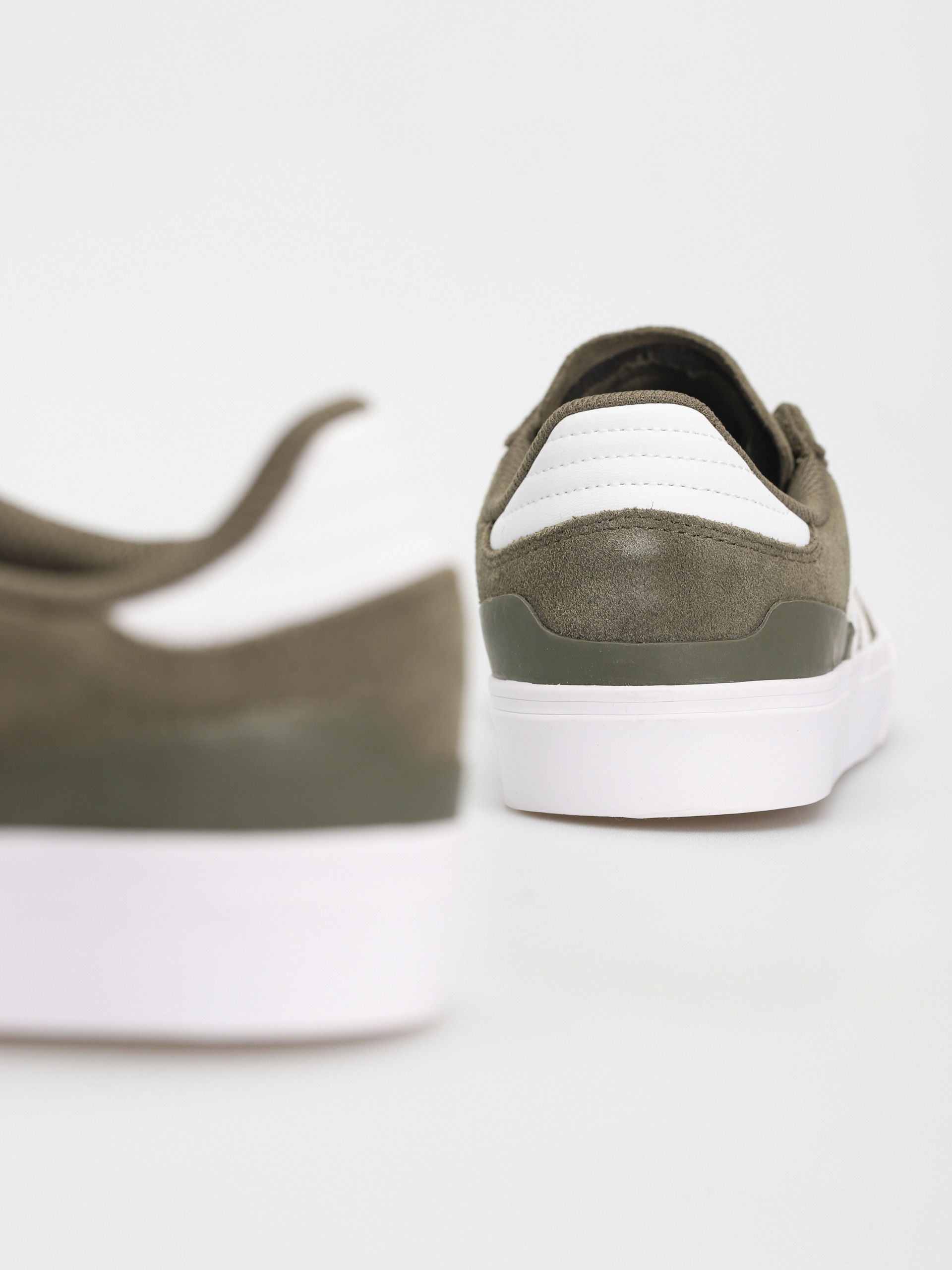 adidas Busenitz Vulc II Schuhe (olistr/ftwwht/goldmt)