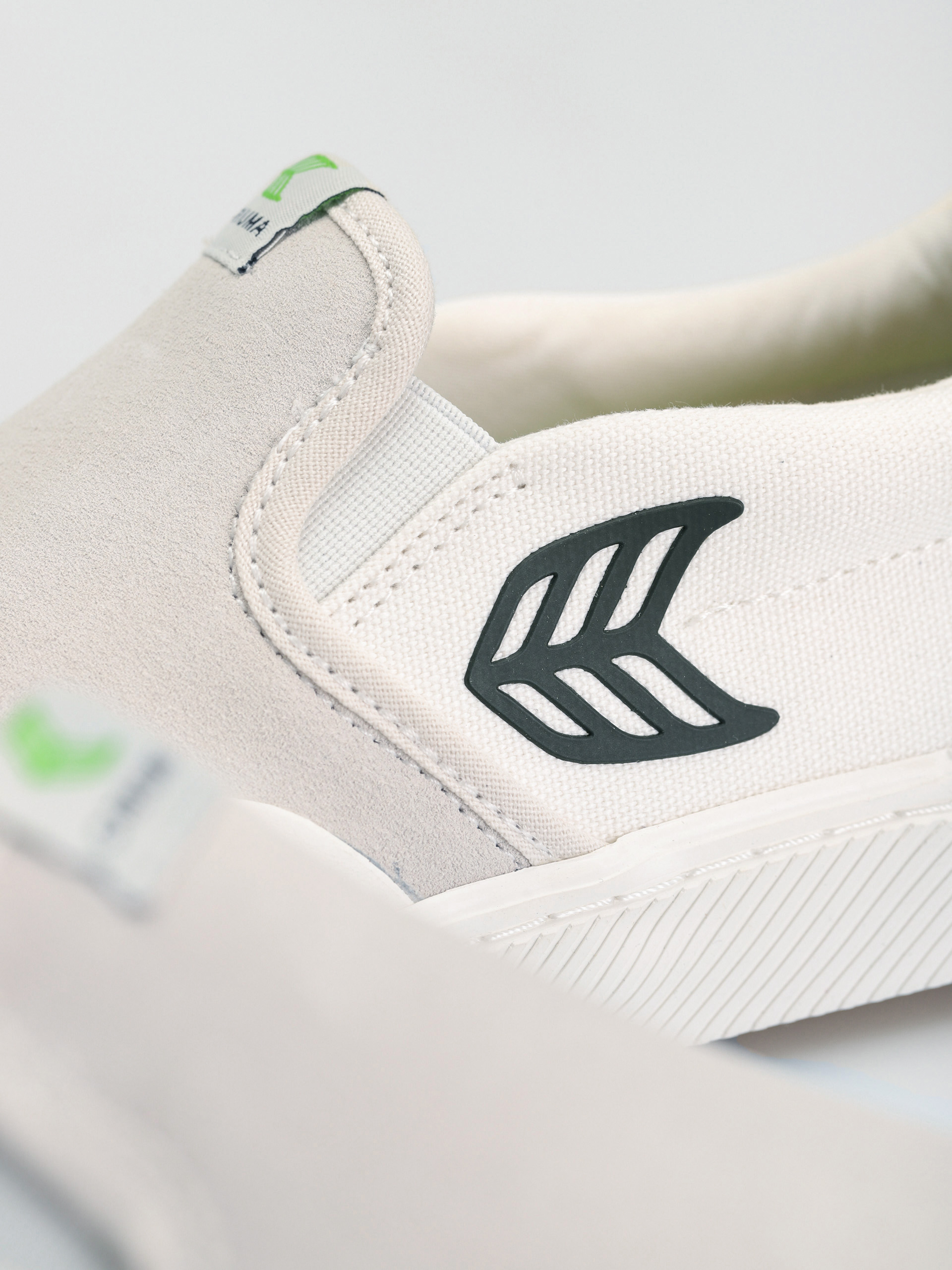 Cariuma Catiba Pro Slip On Shoes (oﬀ white vintage/black)