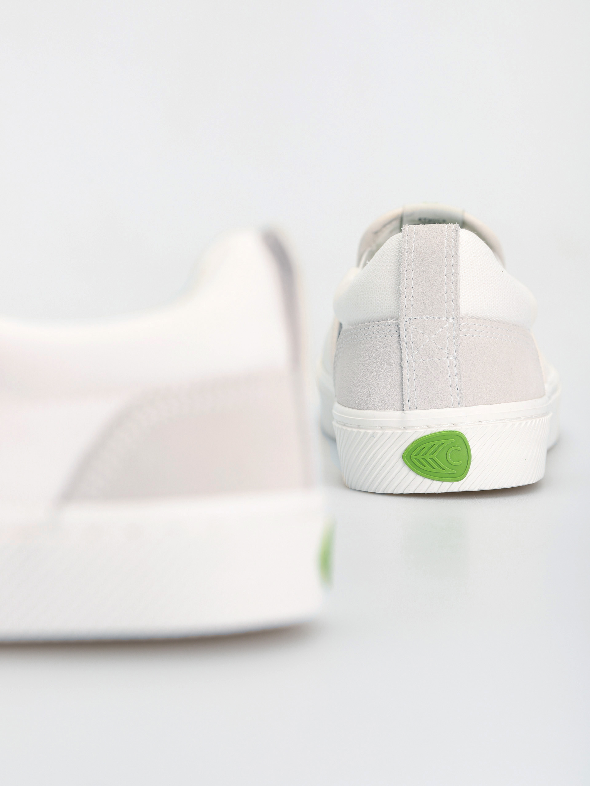 Cariuma Catiba Pro Slip On Shoes (oﬀ white vintage/black)