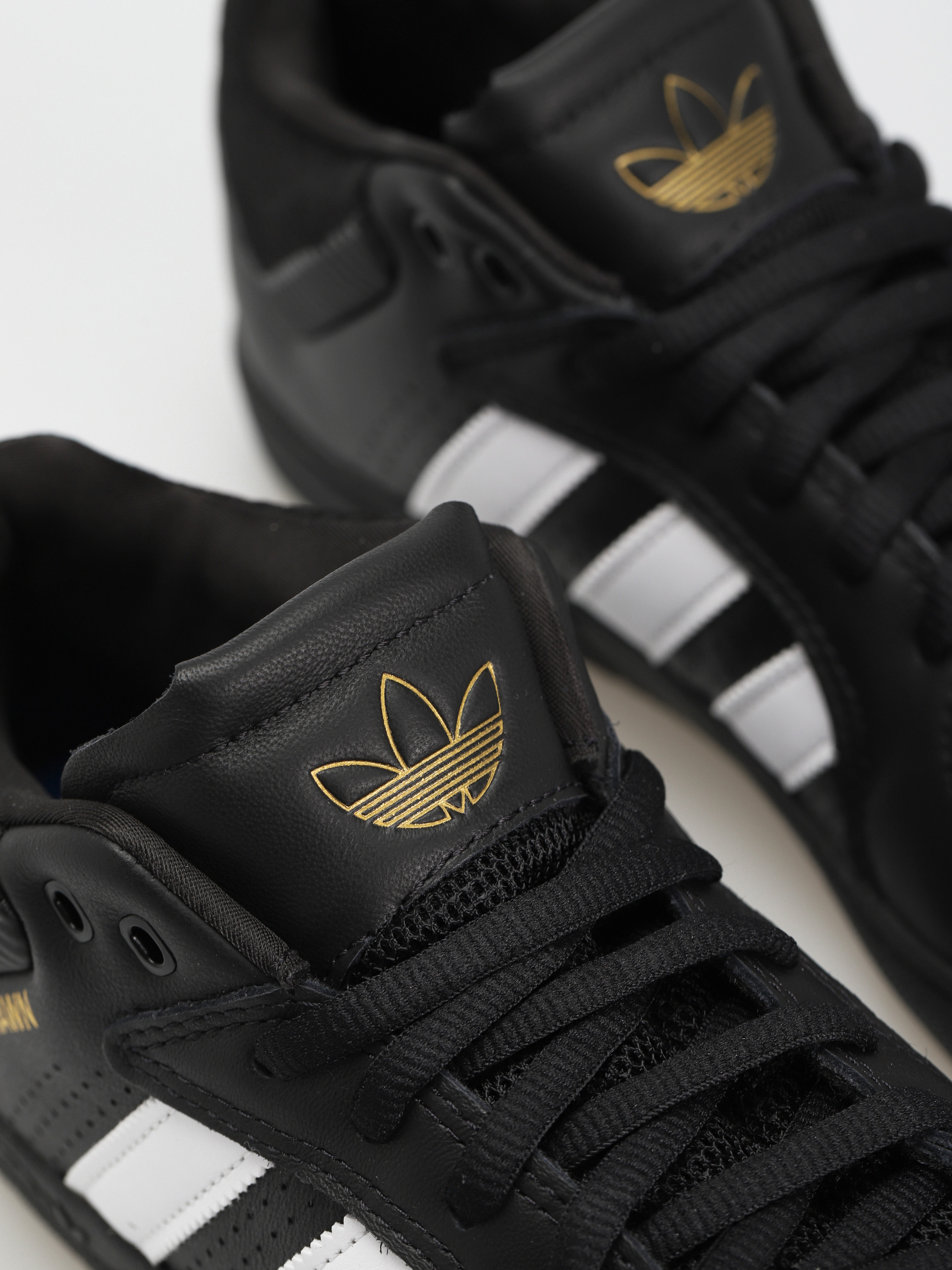 adidas Tyshawn Schuhe (cblack/ftwwht/goldmt)