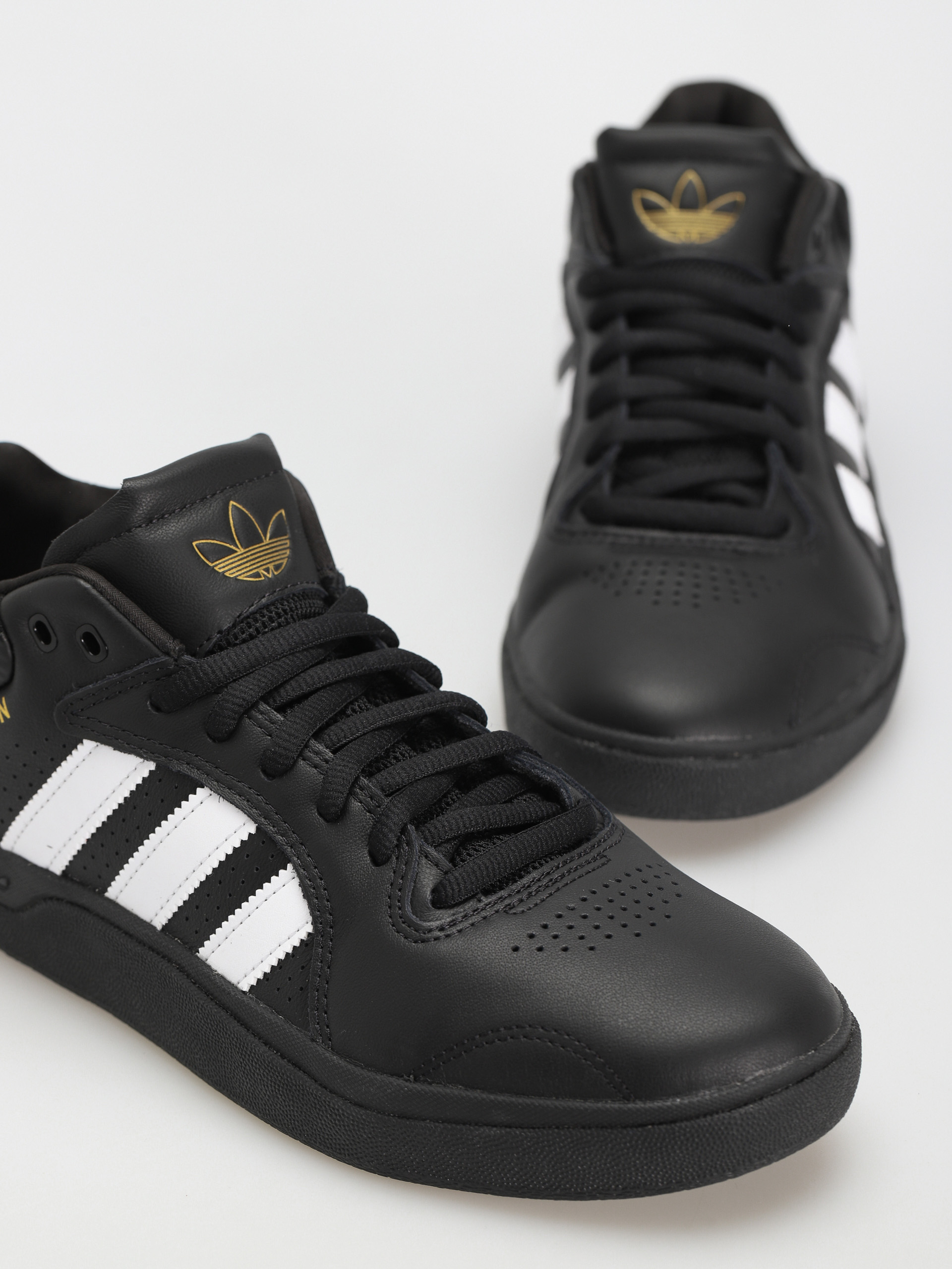 adidas Tyshawn Shoes (cblack/ftwwht/goldmt)