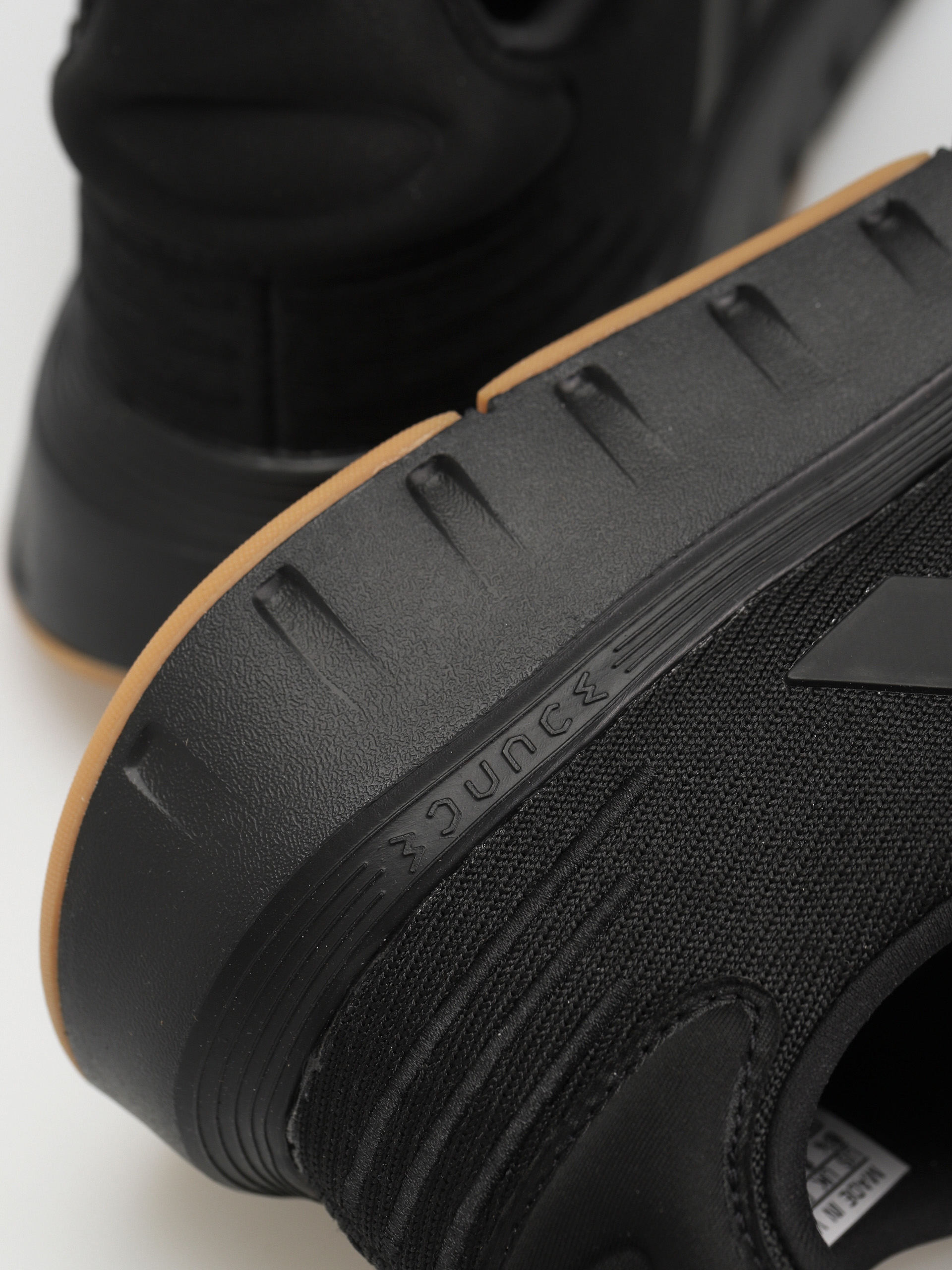 adidas Swift Run 23 Shoes (cblack/cblack/gum3)