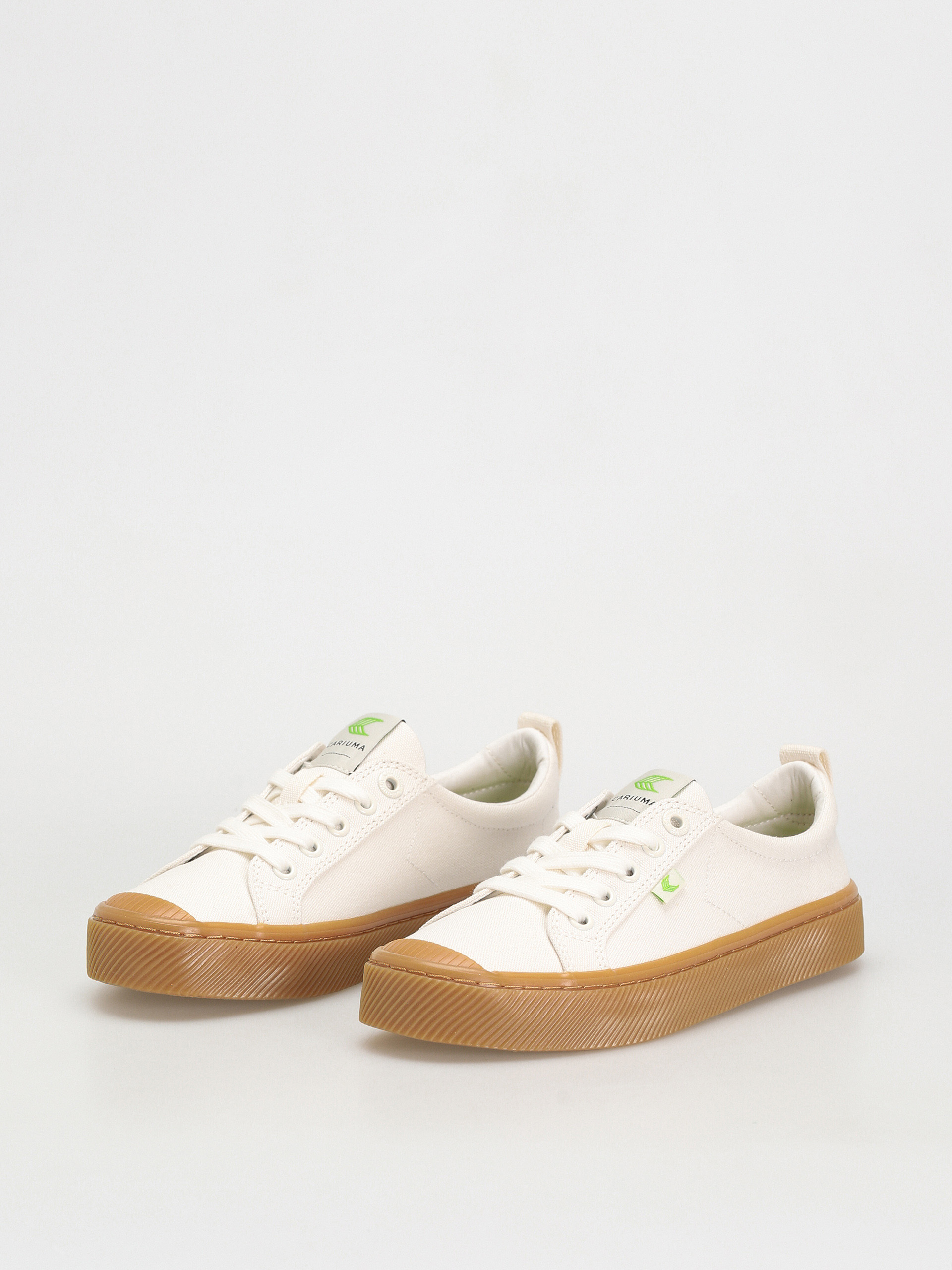 Cariuma Oca Low Shoes (gum off white)