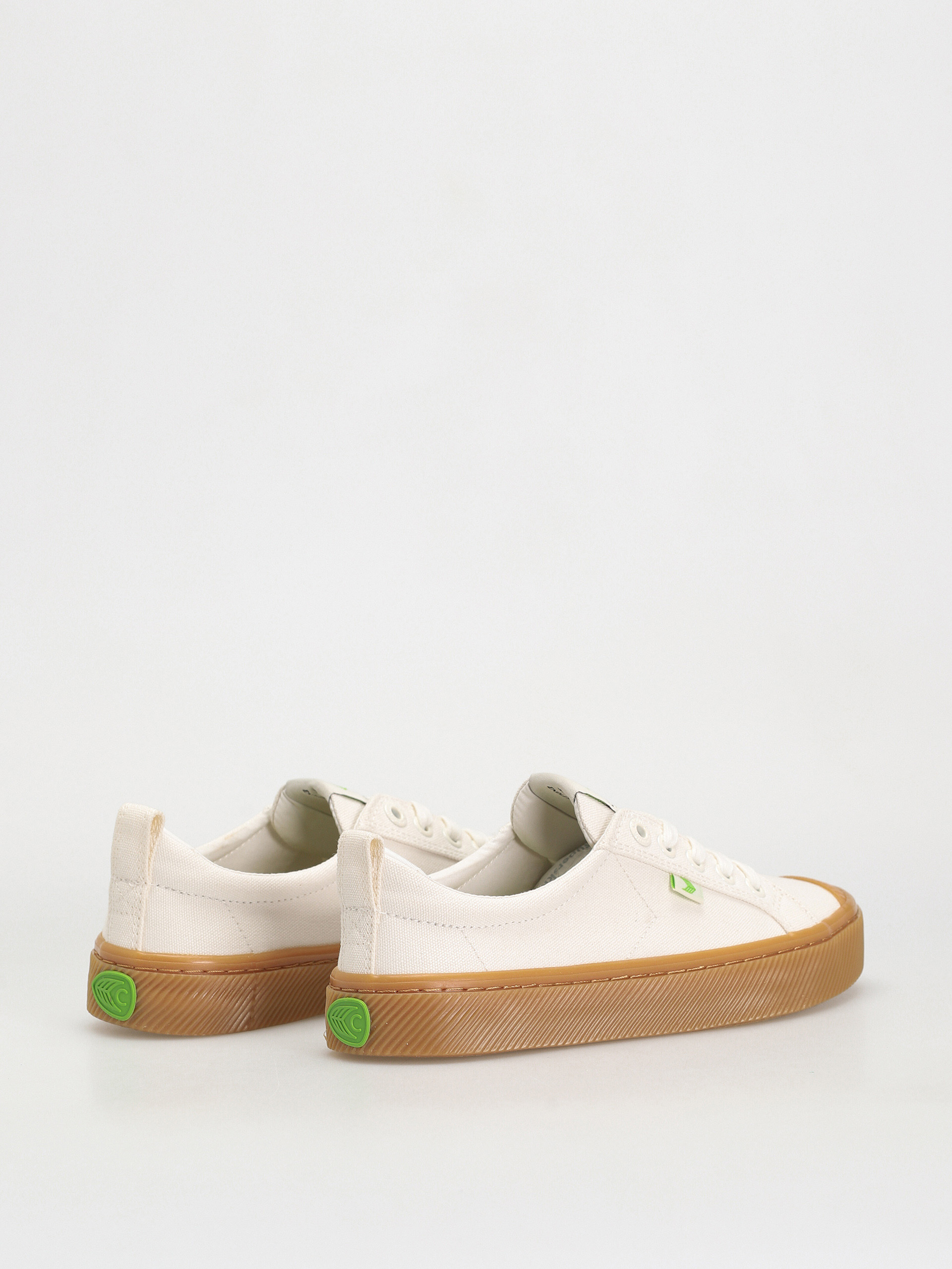Cariuma Oca Low Shoes (gum off white)