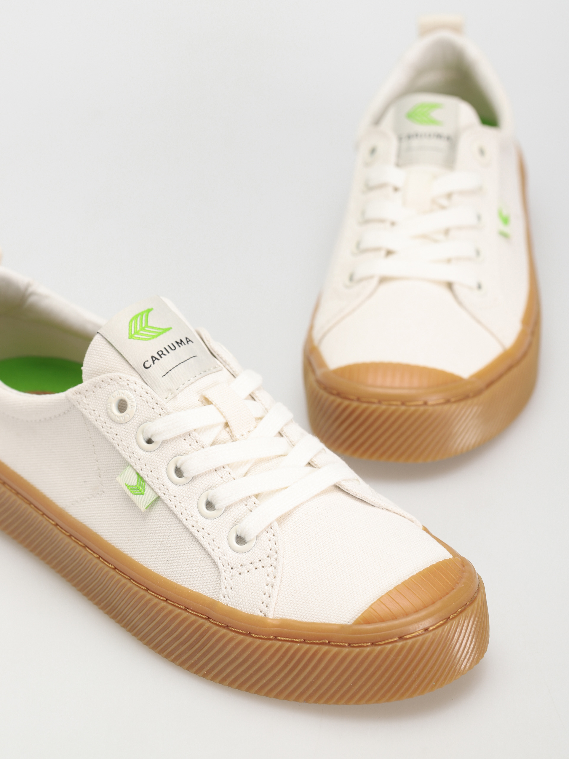 Cariuma Oca Low Shoes (gum off white)