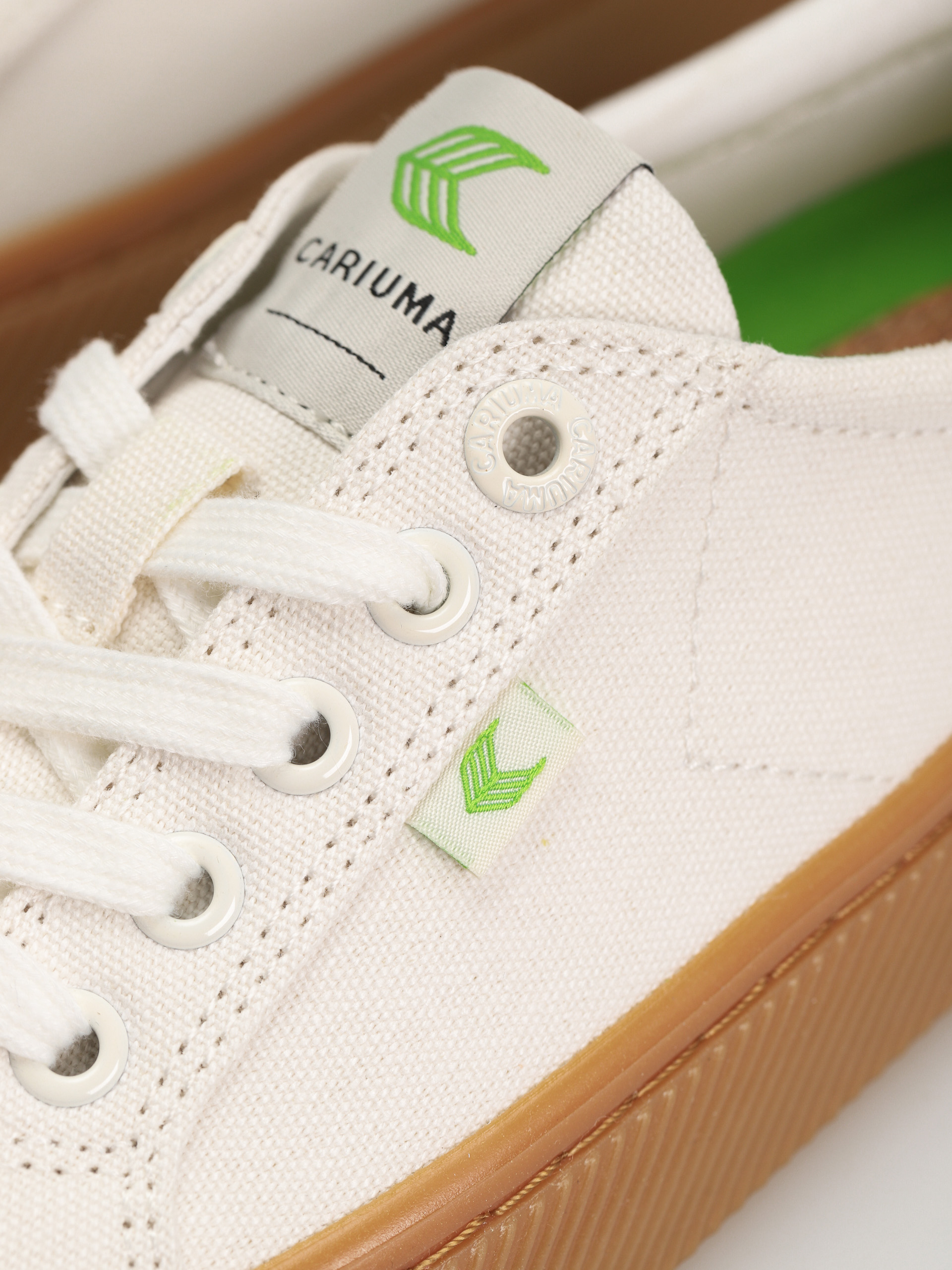 Cariuma Oca Low Shoes (gum off white)