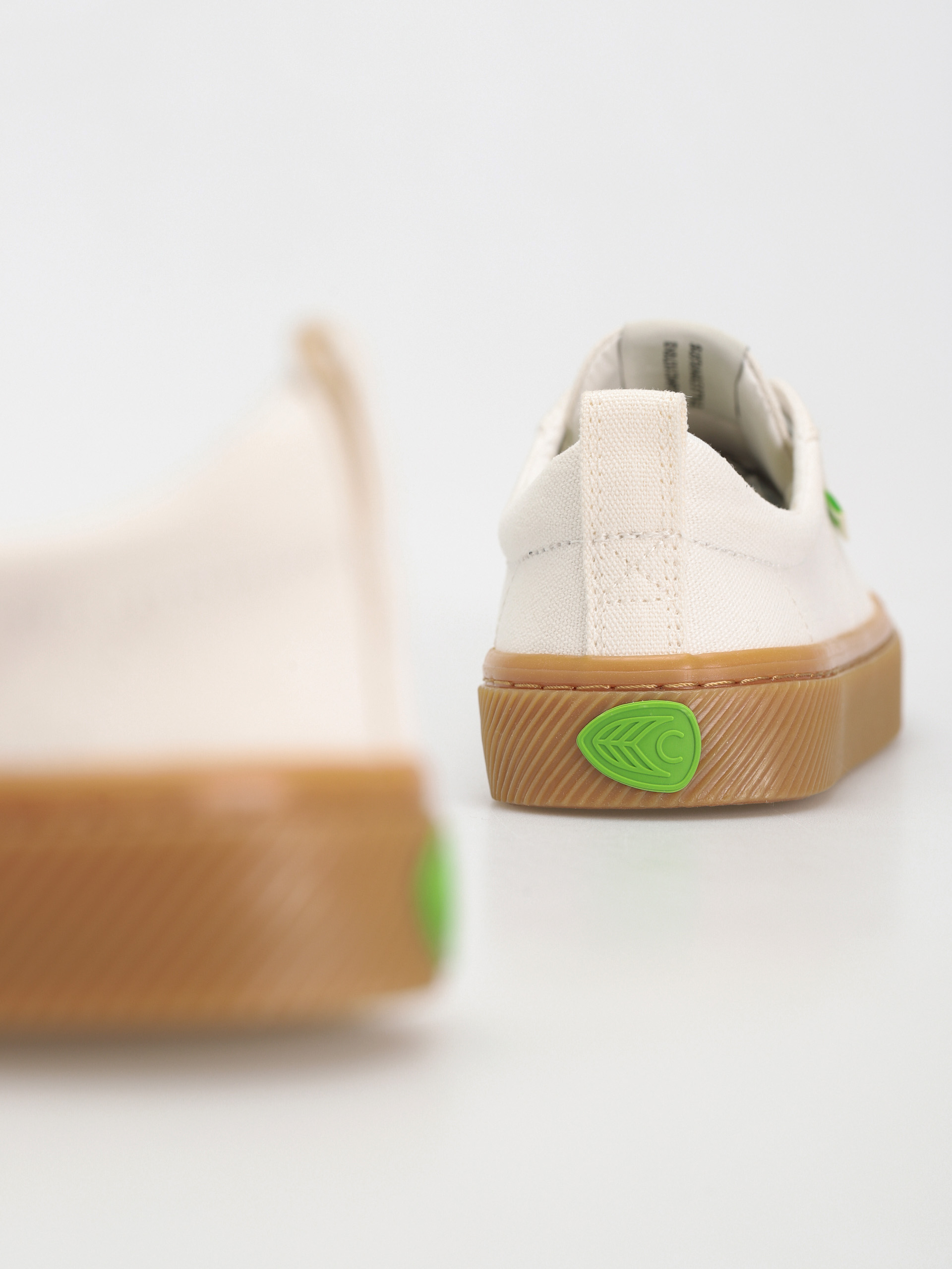 Cariuma Oca Low Shoes (gum off white)