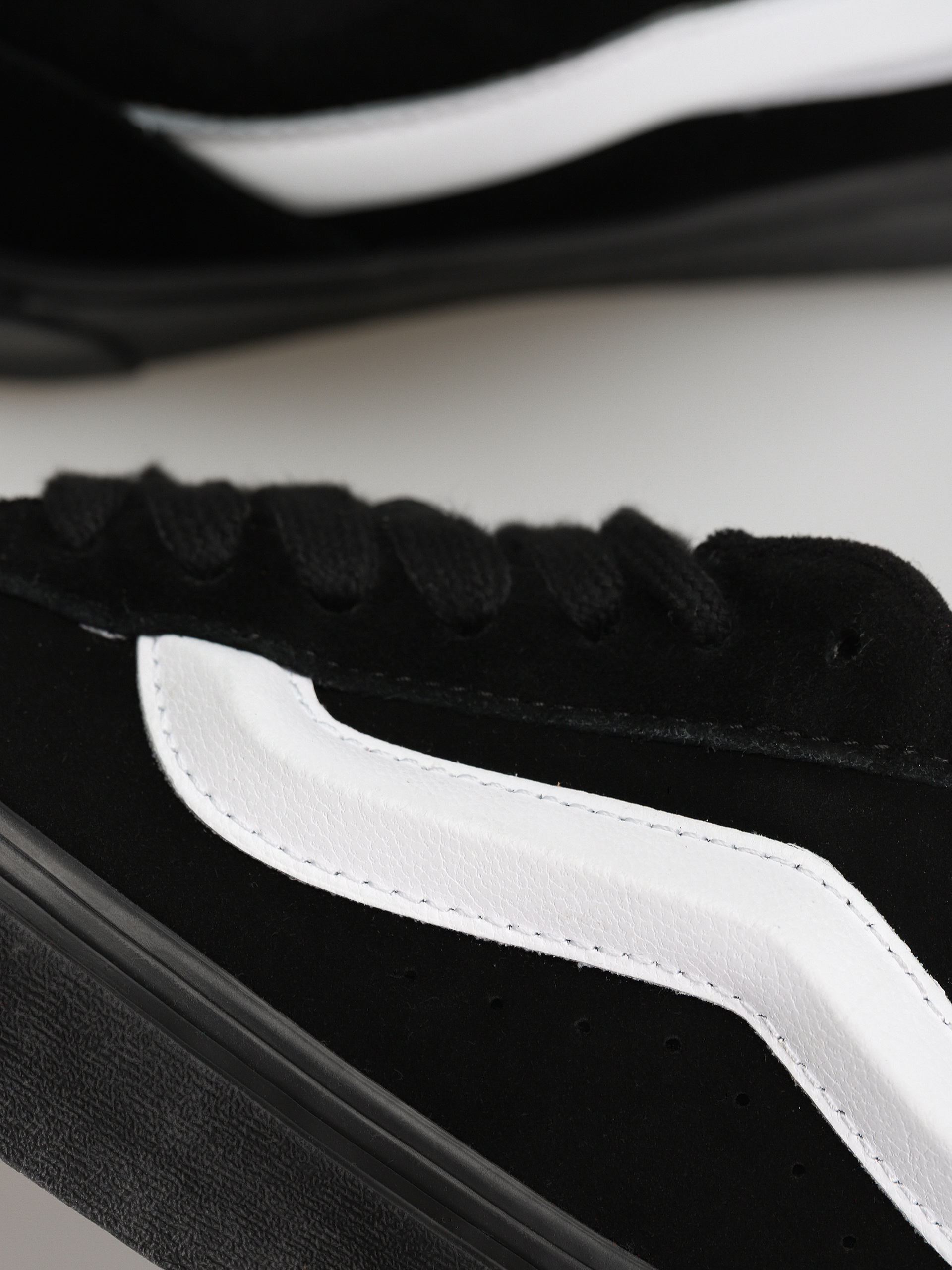 Vans Knu Skool Shoes (suede black)