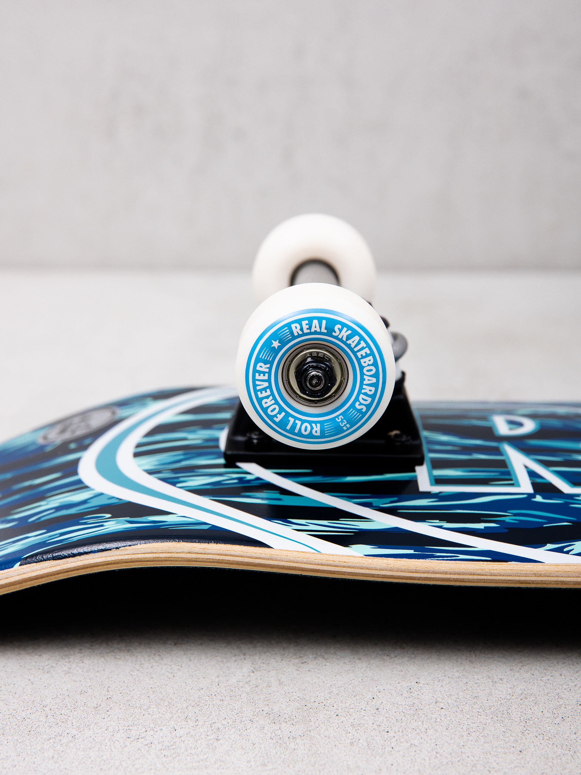 Real Stealth Ovals Skateboard (black/blue)