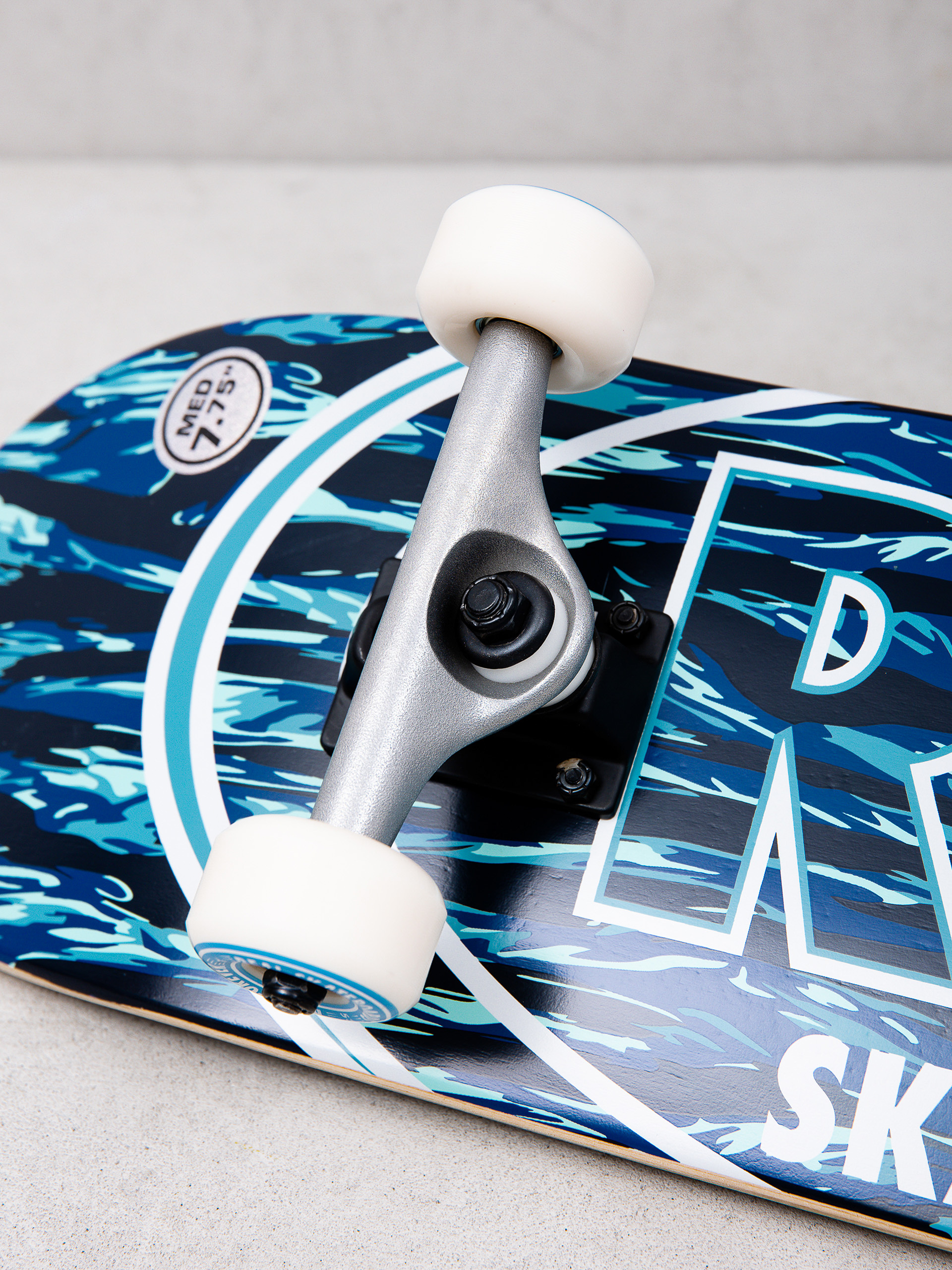 Real Stealth Ovals Skateboard (black/blue)