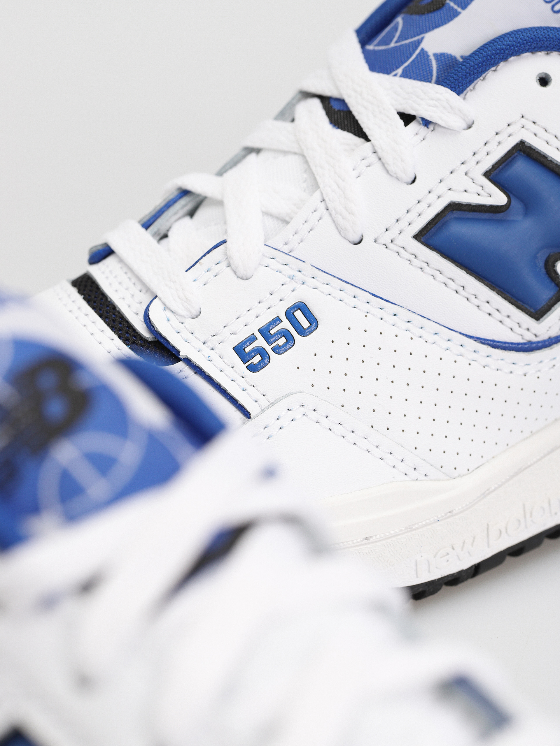 New Balance 550 Schuhe (white/royal)