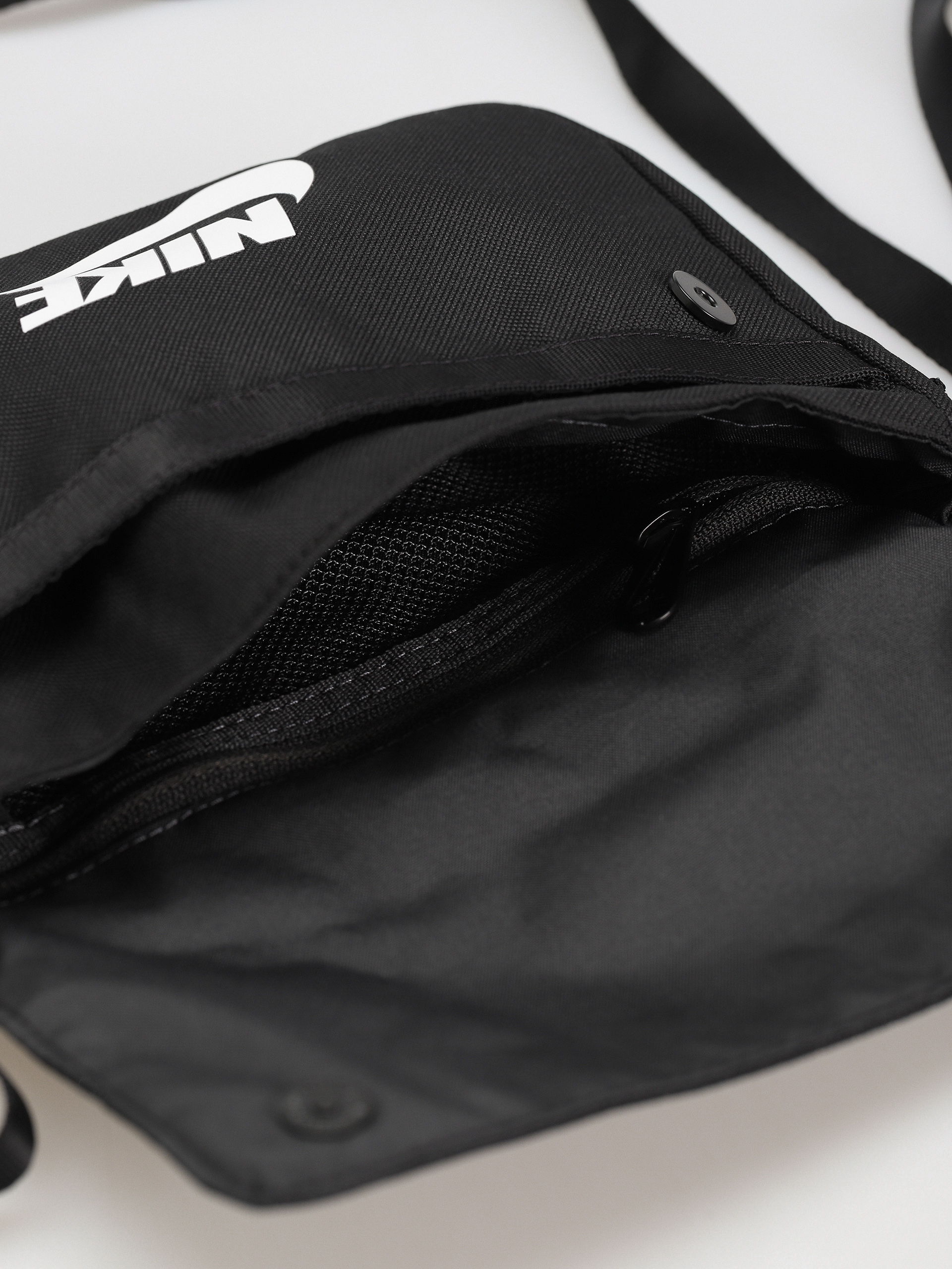 Nike SB Sportswear Tasche Wmn (black/black/white)